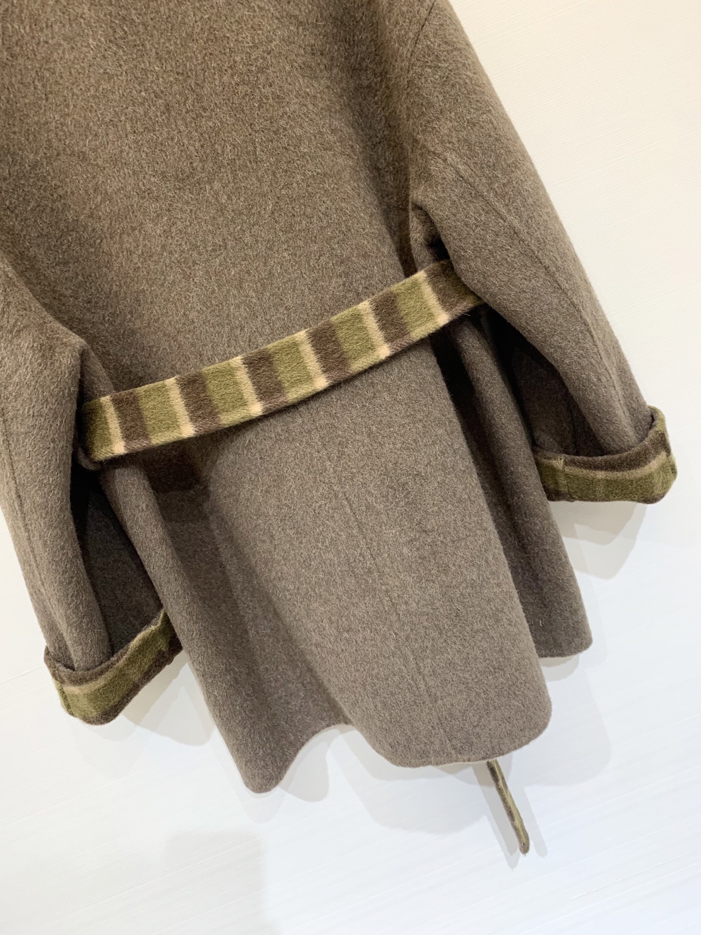 Acne Studios 25fw秋冬新款 双面羊毛呢大衣 绿棕相间的ab面设计 丰富了视觉层次 为整体