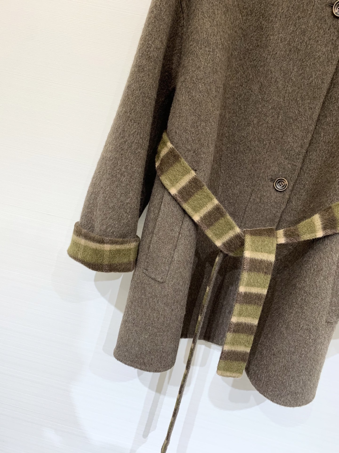 Acne Studios 25fw秋冬新款 双面羊毛呢大衣 绿棕相间的ab面设计 丰富了视觉层次 为整体