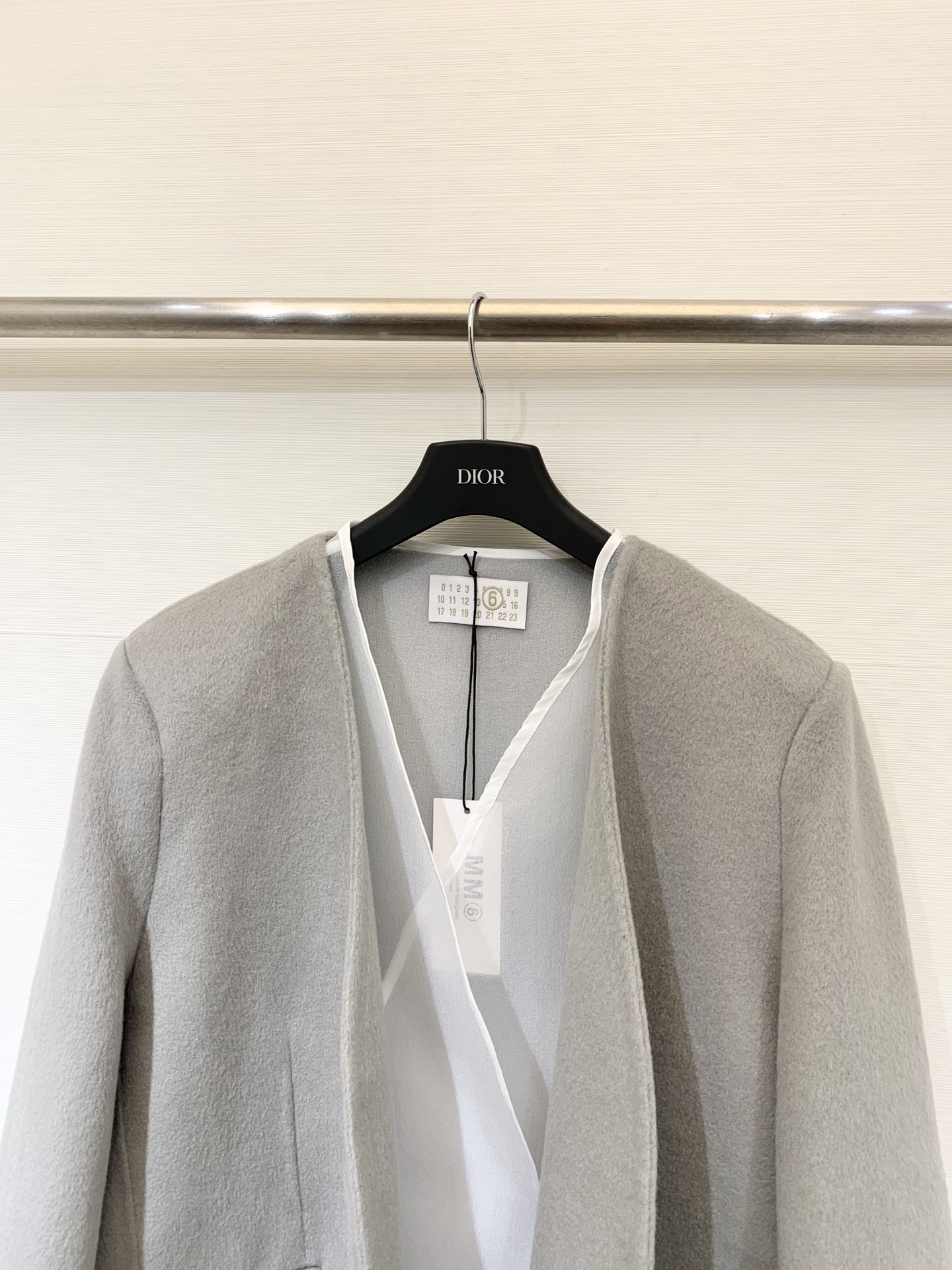 MM6 25秋冬新款 两件套双面羊绒无领外套 10%羊绒面料不用多说 上身保暖又舒适 配仿麻肌理感里衬罩