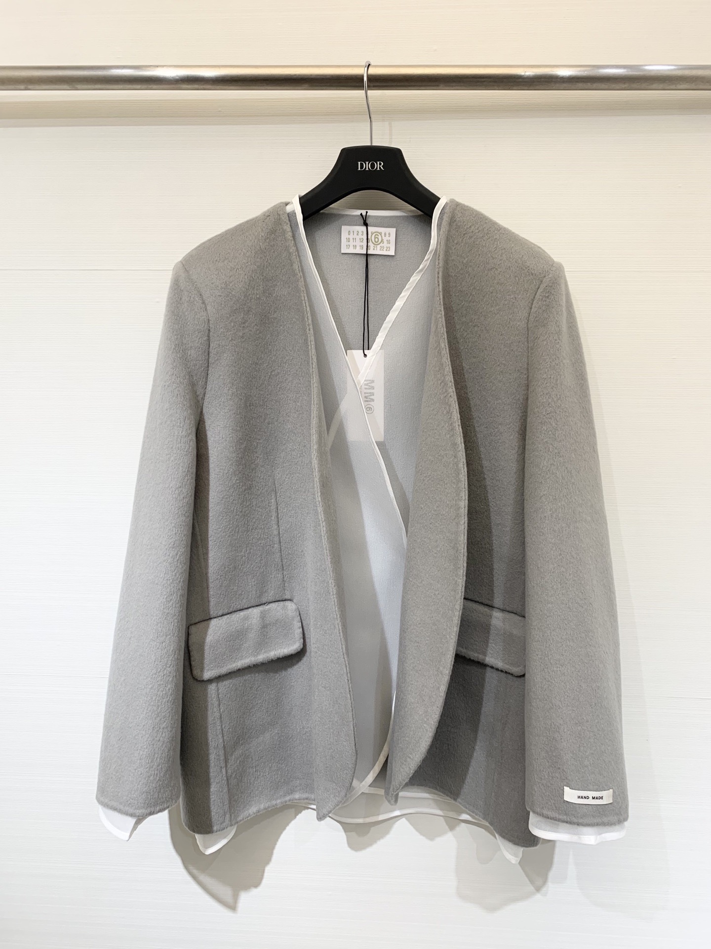 MM6 25秋冬新款 两件套双面羊绒无领外套 10%羊绒面料不用多说 上身保暖又舒适 配仿麻肌理感里衬罩