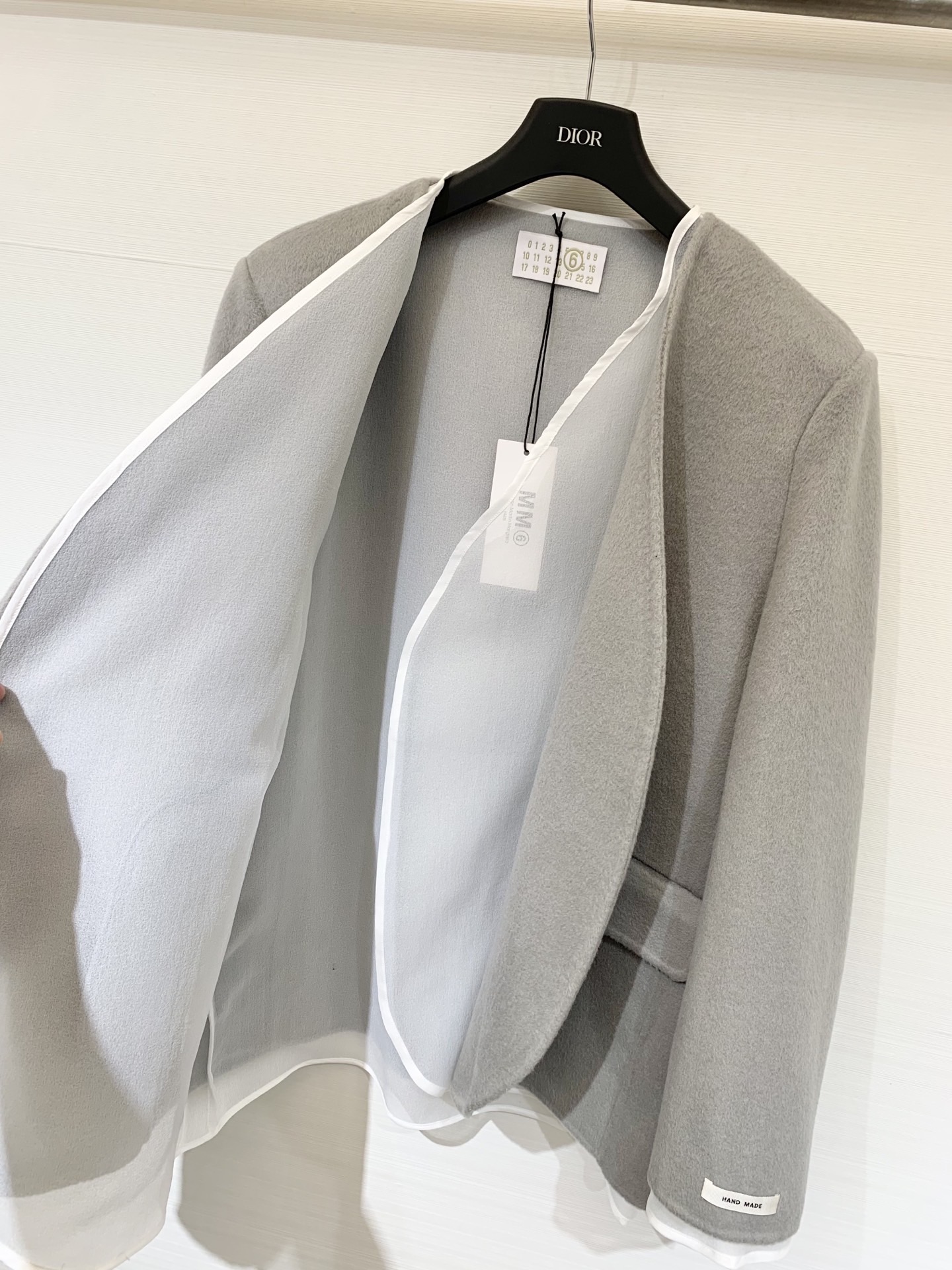 MM6 25秋冬新款 两件套双面羊绒无领外套 10%羊绒面料不用多说 上身保暖又舒适 配仿麻肌理感里衬罩