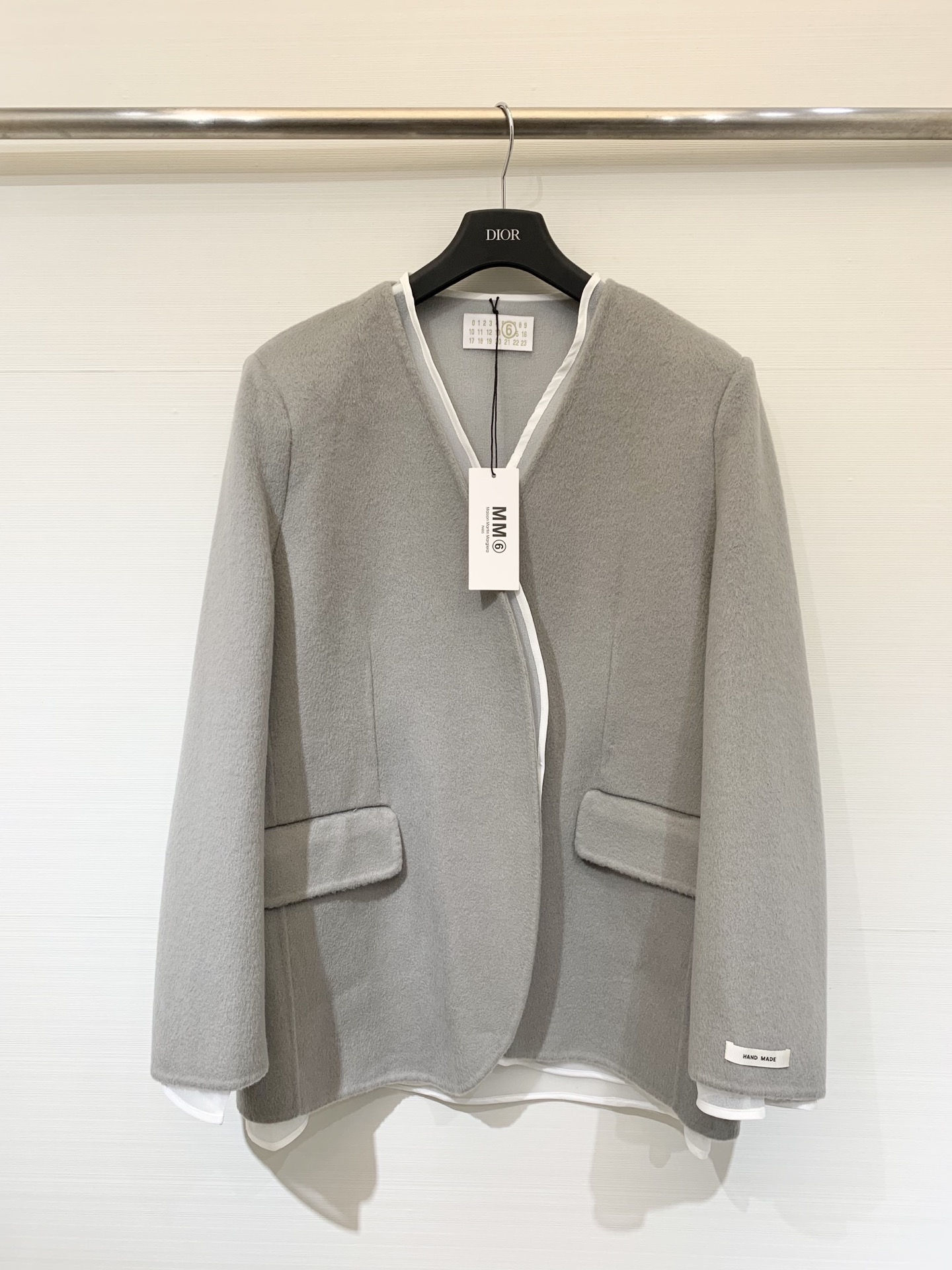 MM6 25秋冬新款 两件套双面羊绒无领外套 10%羊绒面料不用多说 上身保暖又舒适 配仿麻肌理感里衬罩