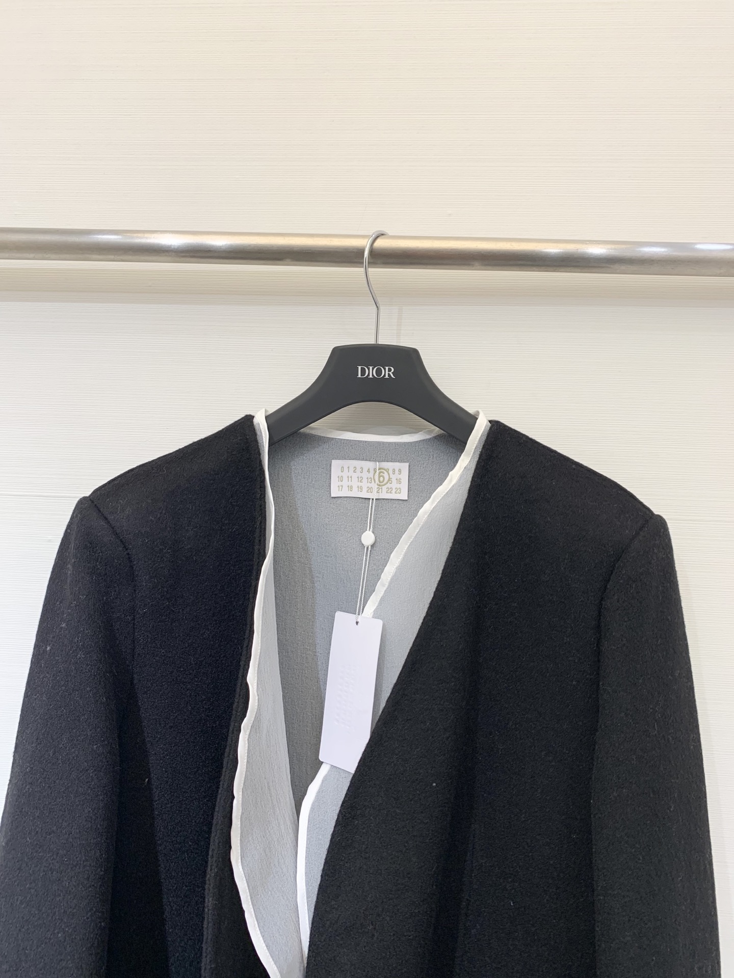 MM6 25秋冬新款 两件套双面羊绒无领外套 10%羊绒面料不用多说 上身保暖又舒适 配仿麻肌理感里衬罩