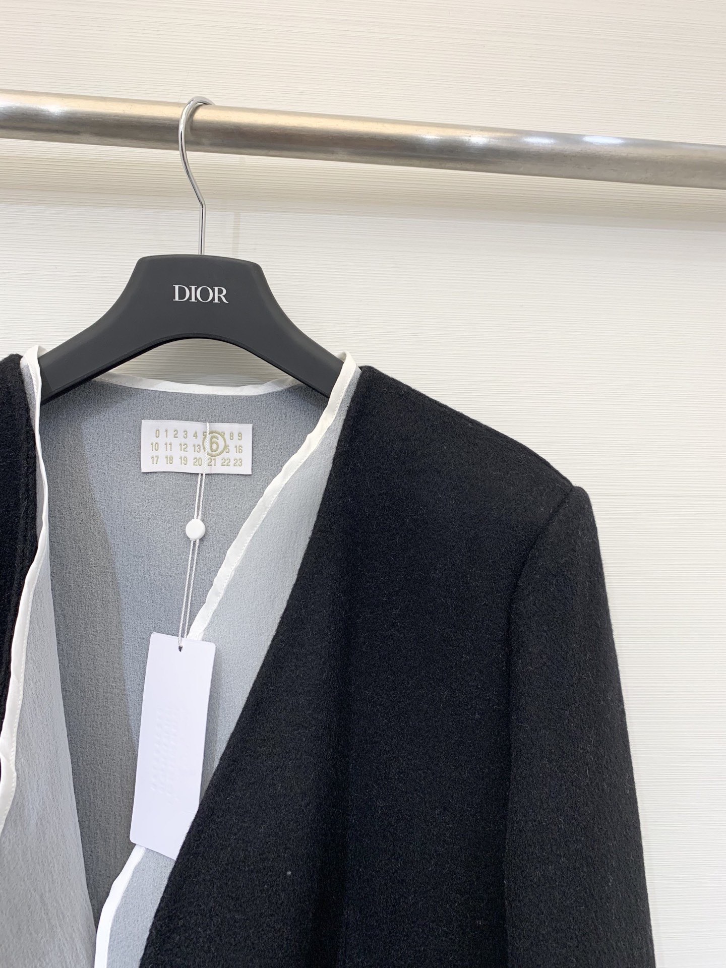 MM6 25秋冬新款 两件套双面羊绒无领外套 10%羊绒面料不用多说 上身保暖又舒适 配仿麻肌理感里衬罩