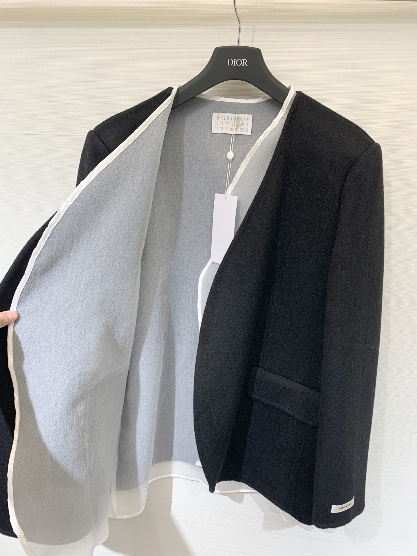 MM6 25秋冬新款 两件套双面羊绒无领外套 10%羊绒面料不用多说 上身保暖又舒适 配仿麻肌理感里衬罩