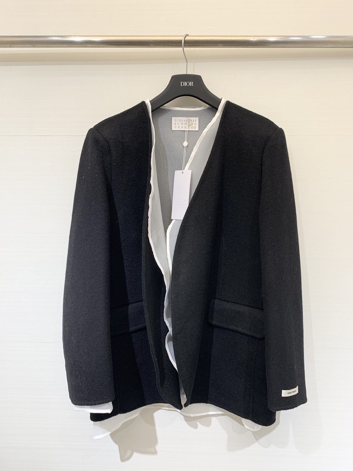 NO:506955,With dust bag MM6 25 autumn and winter new style, two-piece double-sided cashmere collarless jacket, 10 cashmere fabric, no need to say, the upper body is warm and comfortable, with imitation and texture lining blouse, forming a contrasting two-piece suit effect, the collarless design reveals the collarbone, making people look slim overall, light gray, black, sml, masion margiela, jackets & coats, alexander wang19860909配防尘袋MM6 25秋冬新款 两件套双面羊绒无领外套 10羊绒面料不用多说 上身保暖又舒适 配仿麻肌理感里衬罩衫 形成撞色假两件的西服效果 无领设计露出锁骨整体比较显瘦 让人气场全开 浅灰色 黑色 码数sml,,masion margiela,jackets & coats,alexander wang,Women's clothing