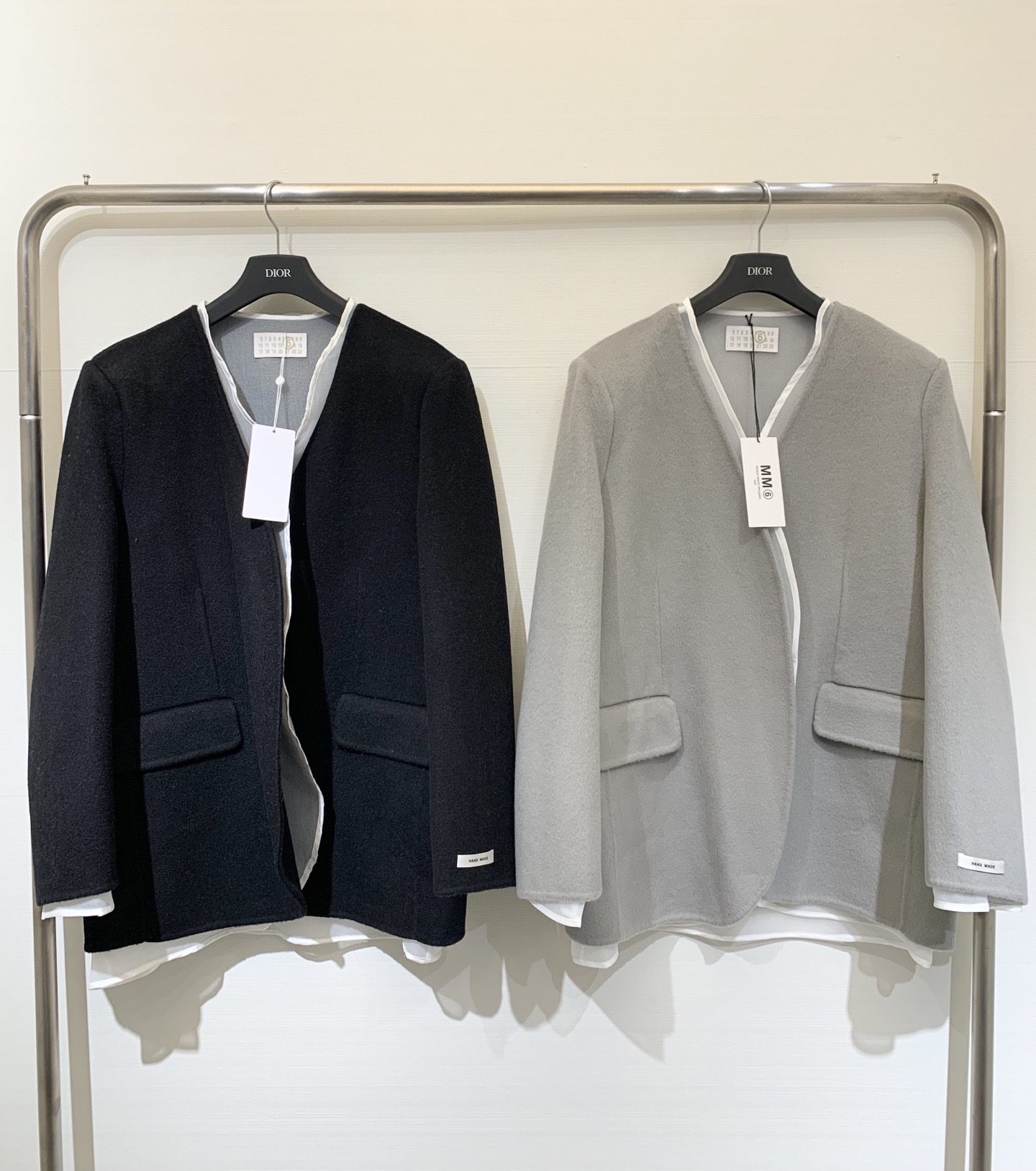 MM6 25秋冬新款 两件套双面羊绒无领外套 10%羊绒面料不用多说 上身保暖又舒适 配仿麻肌理感里衬罩