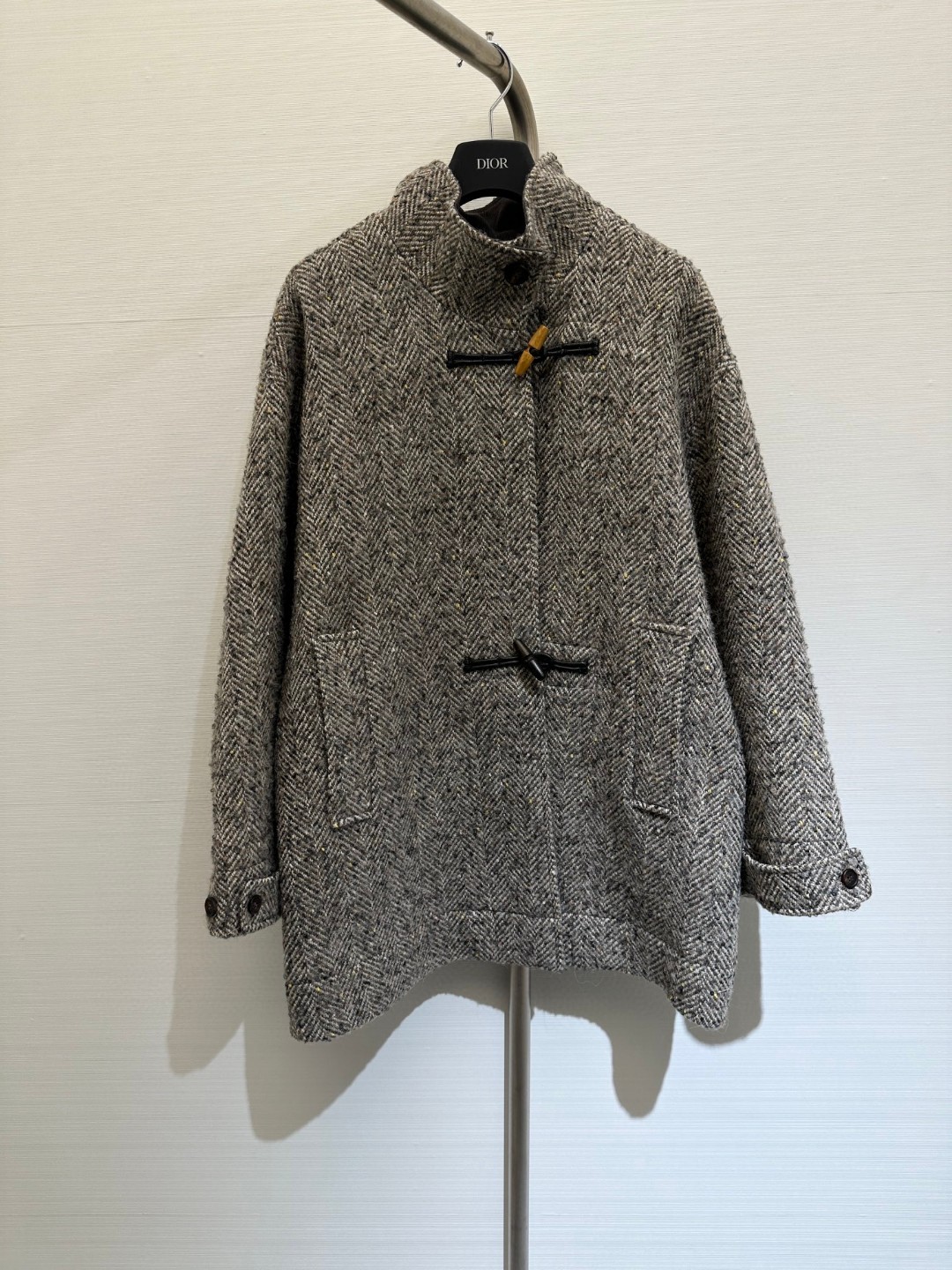 NO:506940,With dust bag, 25 autumn and winter new style, retro mid-length horn buckle wool tweed jacket/coat, the outer layer is made of customized wool-blend thick floral fabric, and it turns into a Korean heroine in seconds when worn, which shows a retro temperament style, short style design, not picky, high standing collar design, wide and stylish, protecting the warmth of the neck. Size,, jackets & coats, alexander wang19860909配防尘袋 25秋冬新款 复古中长款牛角扣羊毛粗呢外套/大衣,外层采用定制羊毛混纺粗花面料,穿上秒变韩系女主,很显复古气质风,短款版型设计,不挑个子,高立领设计,挺阔有型,保护脖颈温暖 码数,,jackets & coats,alexander wang,Women's clothing