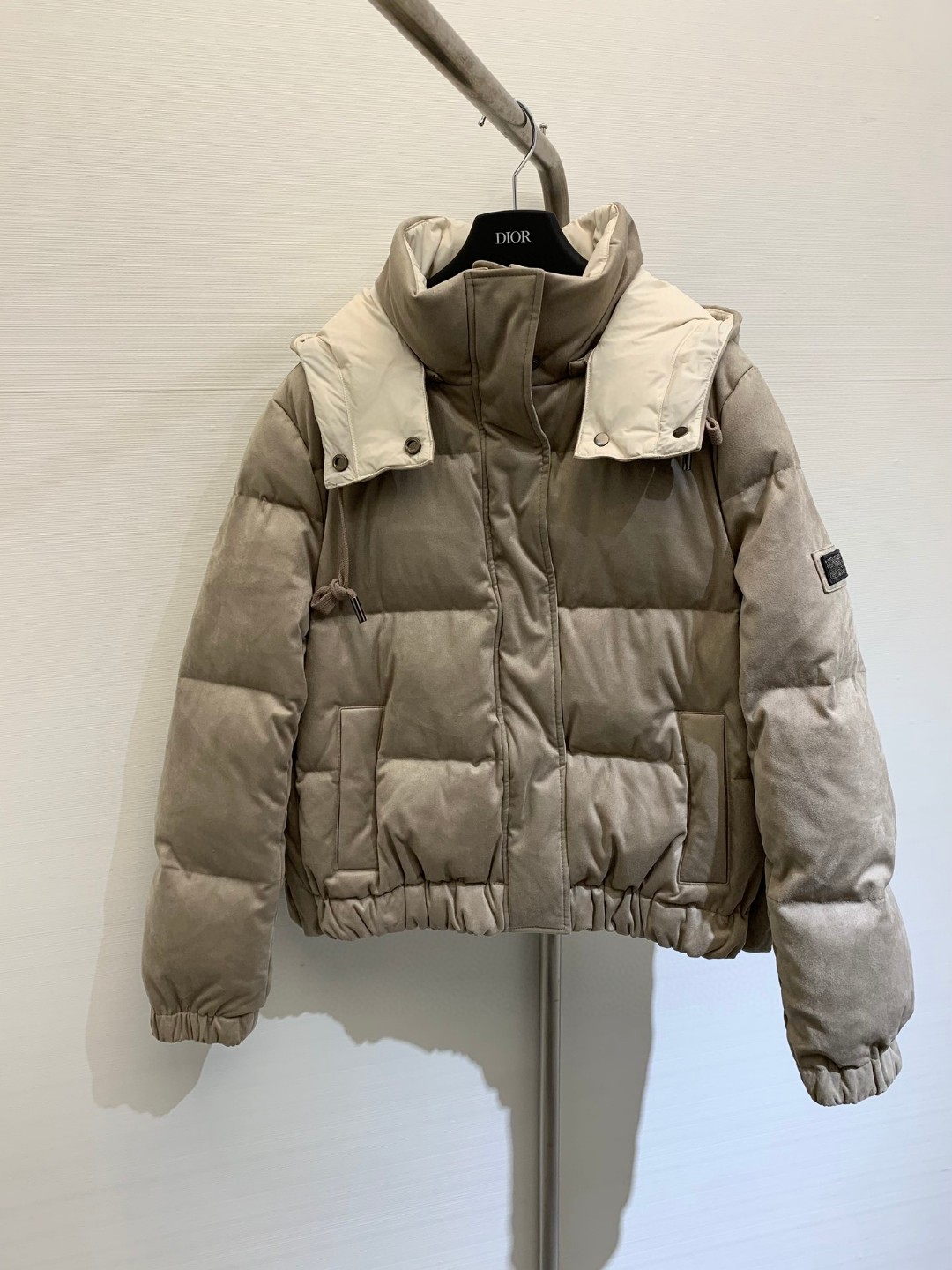 ​𝐁𝐂 25秋冬新款 包边麂皮羽绒服，考究材料的组合，与复古品味交织，成就出这款麂皮羽绒服绗缝皮革的柔软