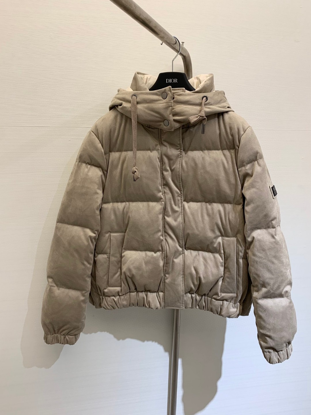 ​𝐁𝐂 25秋冬新款 包边麂皮羽绒服，考究材料的组合，与复古品味交织，成就出这款麂皮羽绒服绗缝皮革的柔软