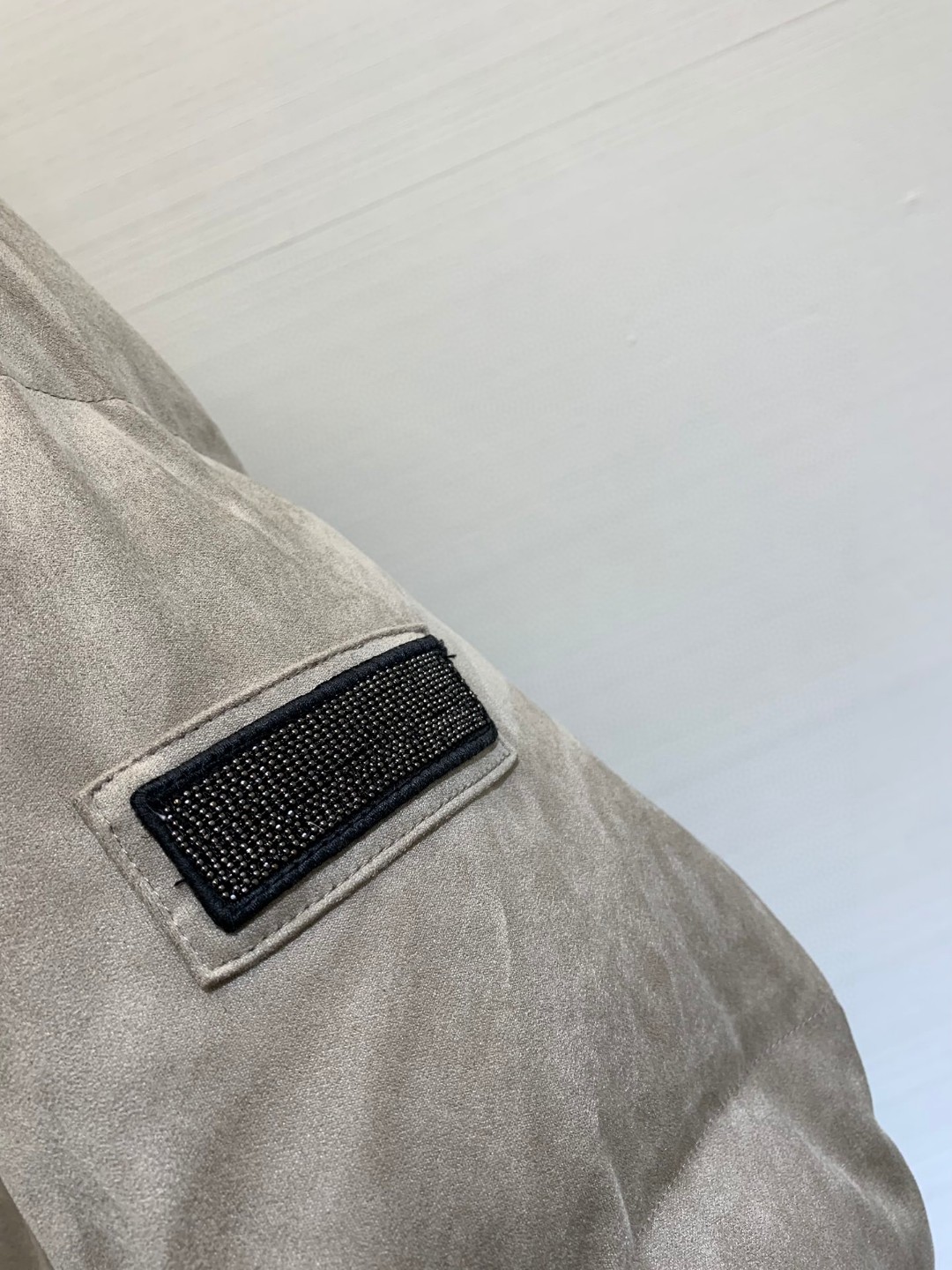 ​𝐁𝐂 25秋冬新款 包边麂皮羽绒服，考究材料的组合，与复古品味交织，成就出这款麂皮羽绒服绗缝皮革的柔软