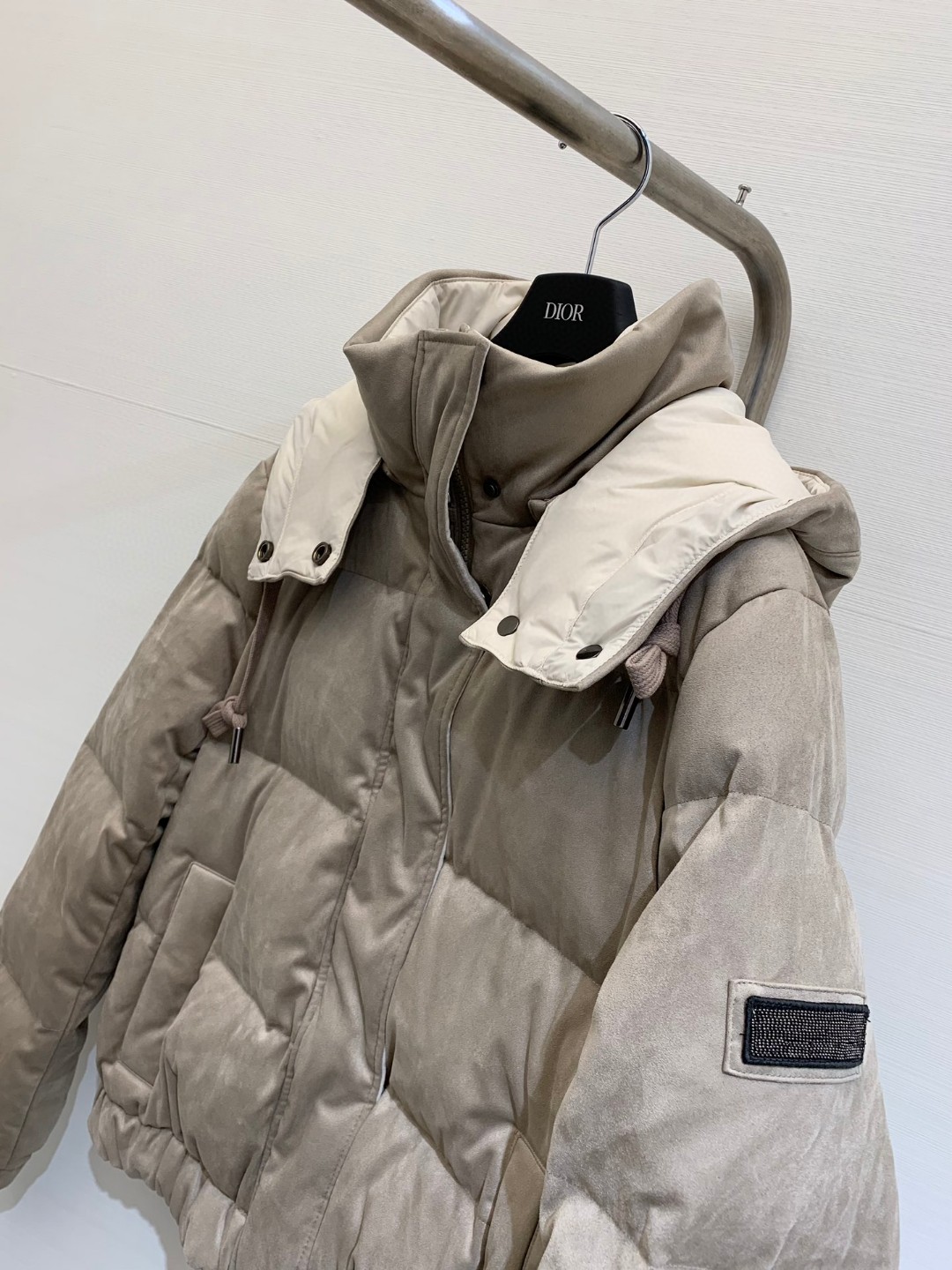 ​𝐁𝐂 25秋冬新款 包边麂皮羽绒服，考究材料的组合，与复古品味交织，成就出这款麂皮羽绒服绗缝皮革的柔软