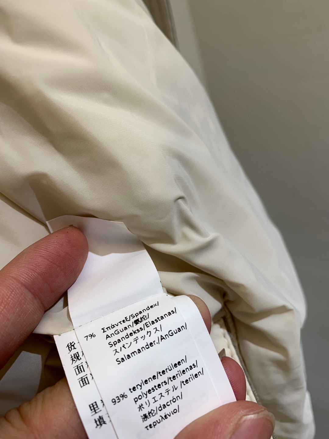 ​𝐁𝐂 25秋冬新款 包边麂皮羽绒服，考究材料的组合，与复古品味交织，成就出这款麂皮羽绒服绗缝皮革的柔软