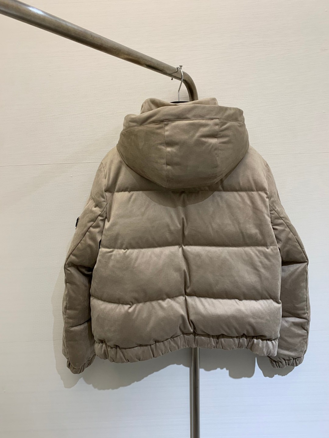 ​𝐁𝐂 25秋冬新款 包边麂皮羽绒服，考究材料的组合，与复古品味交织，成就出这款麂皮羽绒服绗缝皮革的柔软