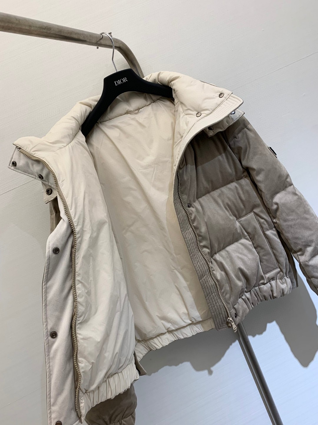 ​𝐁𝐂 25秋冬新款 包边麂皮羽绒服，考究材料的组合，与复古品味交织，成就出这款麂皮羽绒服绗缝皮革的柔软