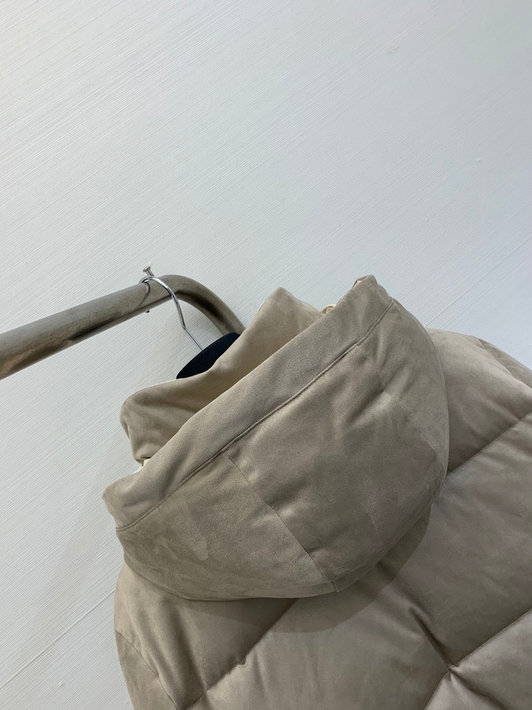 ​𝐁𝐂 25秋冬新款 包边麂皮羽绒服，考究材料的组合，与复古品味交织，成就出这款麂皮羽绒服绗缝皮革的柔软
