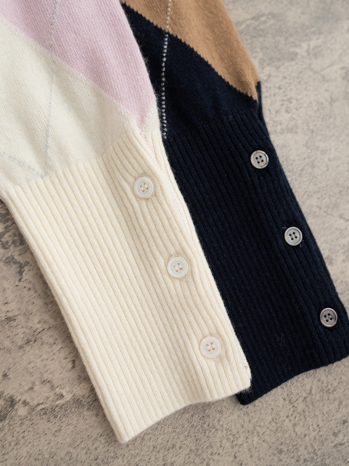 TB 25秋冬新款 菱形格羊绒开衫 手工挂毛织法 经典版型 搭配25年流行棱形格图案 纯手工挂毛 图案清