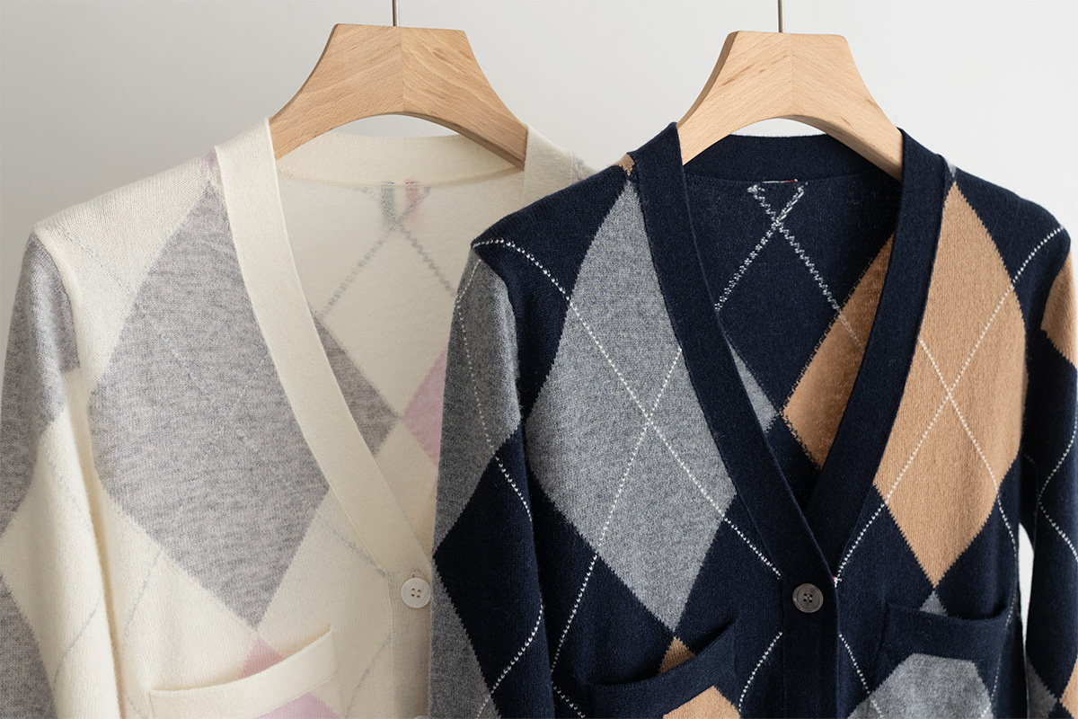 TB 25秋冬新款 菱形格羊绒开衫 手工挂毛织法 经典版型 搭配25年流行棱形格图案 纯手工挂毛 图案清