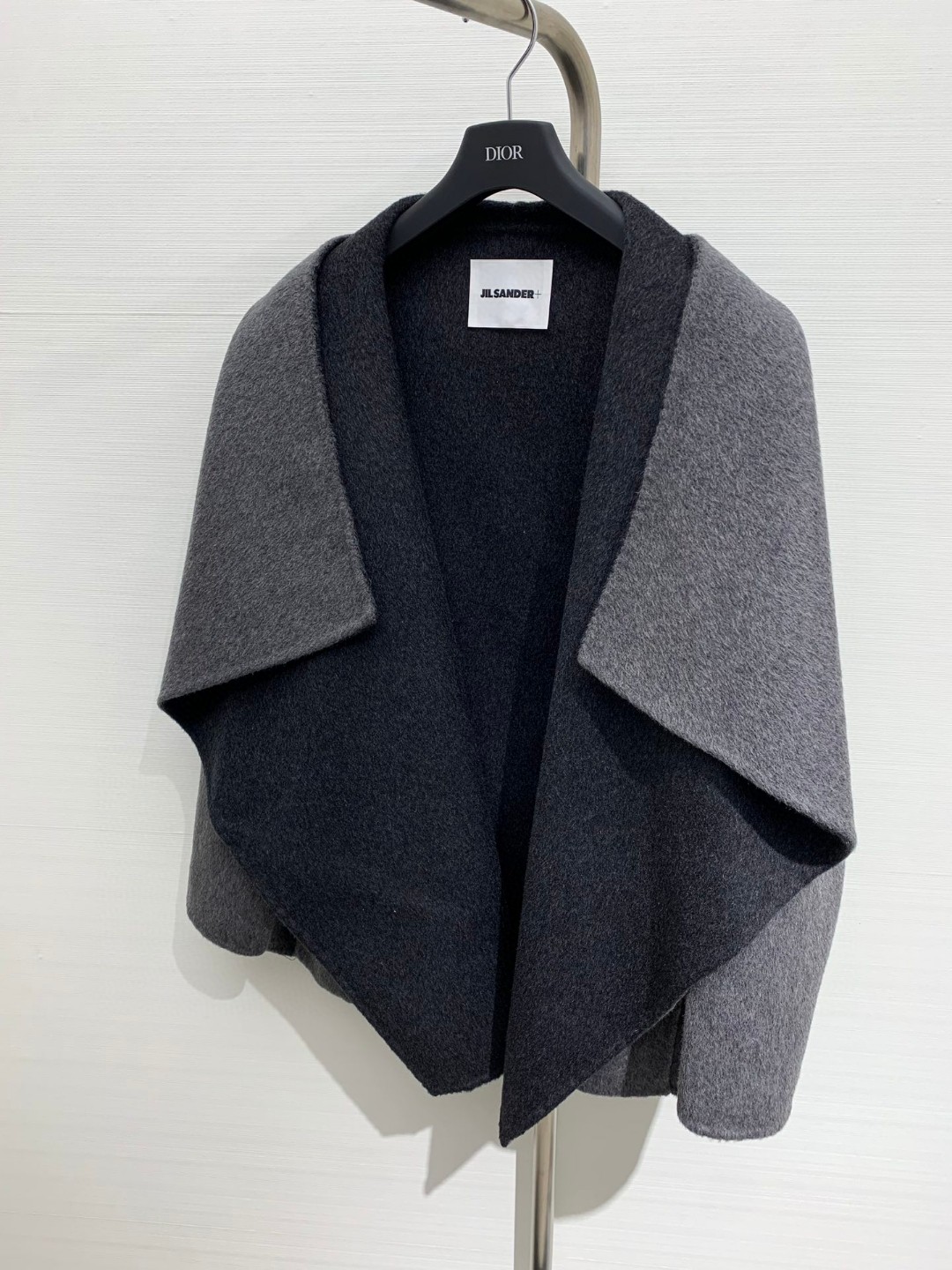 𝐉𝐈𝐋𝐒𝐀𝐍𝐃𝐄𝐑 经典款 秋冬新款 斗篷版型羊毛外套，宽大叶领设计，双口袋点缀，超酷拉风，羊毛皮草斗篷