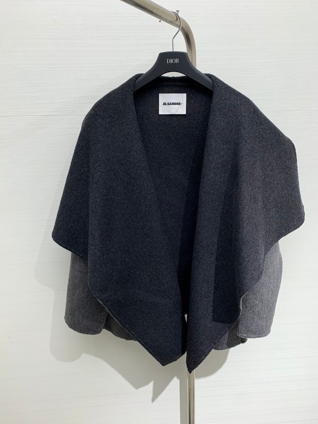 NO:506993,With dust bag Classic style Autumn and winter new style Cape-style wool jacket, wide leaf collar design, double pocket embellishment, super cool and cool, wool cloak jacket, woven from dense wool fabric, soft and stylish, loose silhouette Size, Jackets & coats, alexander wang19860909配防尘袋 经典款 秋冬新款 斗篷版型羊毛外套,宽大叶领设计,双口袋点缀,超酷拉风,羊毛皮草斗篷外套,以密织羊毛面料织成,柔软有型,宽松廓形 码数,,jackets & coats,alexander wang,Women's clothing