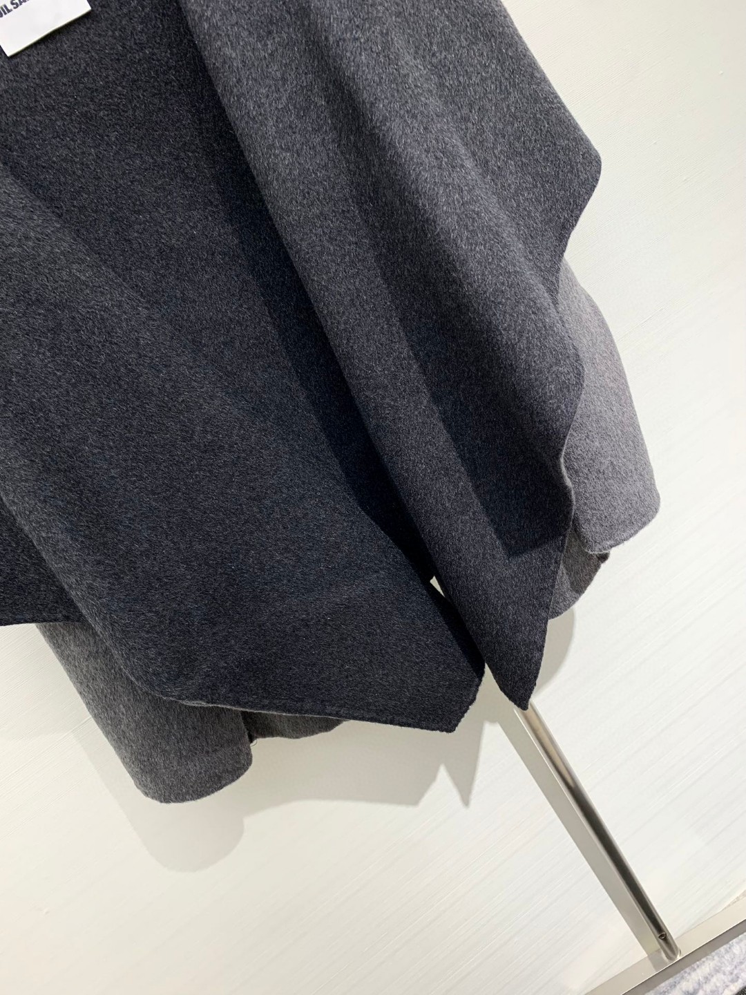 𝐉𝐈𝐋𝐒𝐀𝐍𝐃𝐄𝐑 经典款 秋冬新款 斗篷版型羊毛外套，宽大叶领设计，双口袋点缀，超酷拉风，羊毛皮草斗篷