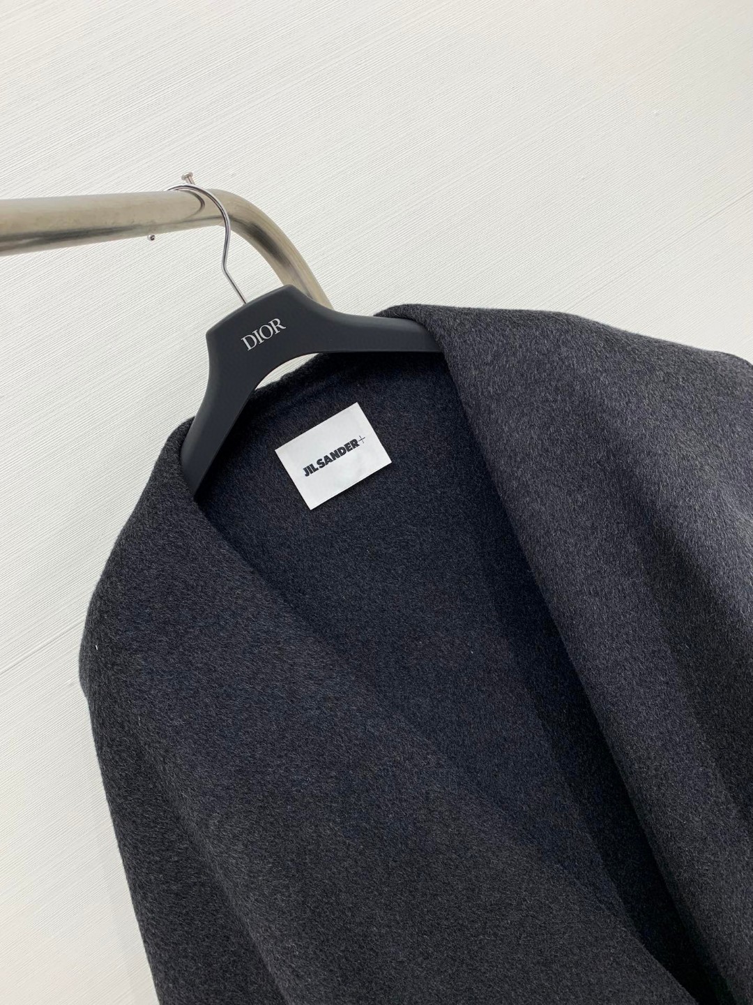 𝐉𝐈𝐋𝐒𝐀𝐍𝐃𝐄𝐑 经典款 秋冬新款 斗篷版型羊毛外套，宽大叶领设计，双口袋点缀，超酷拉风，羊毛皮草斗篷