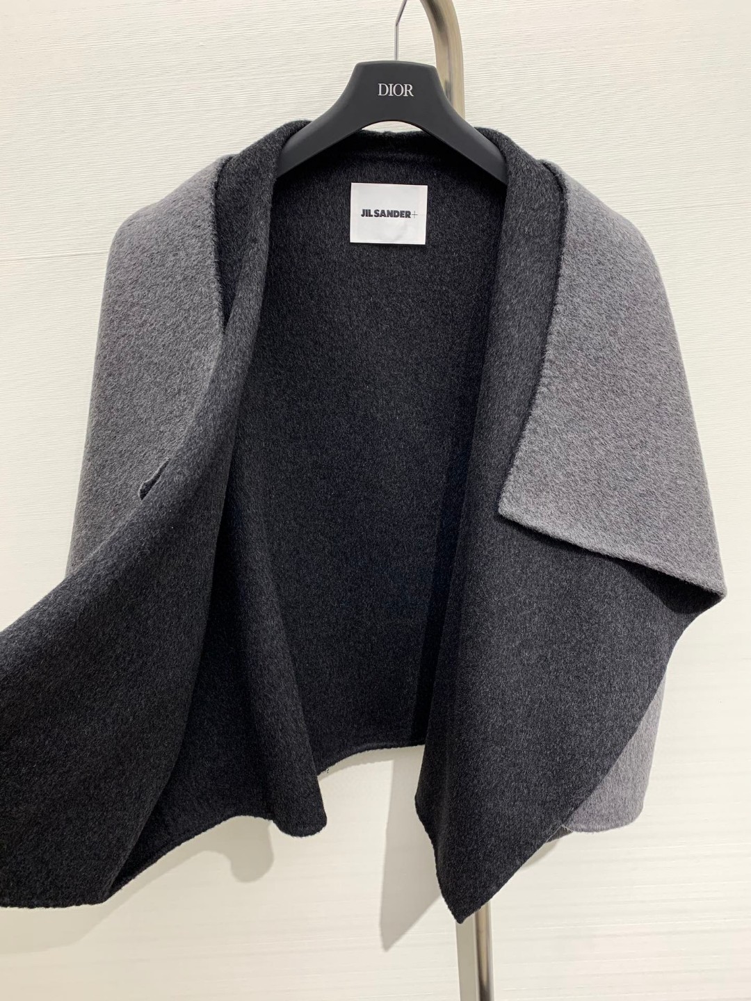 𝐉𝐈𝐋𝐒𝐀𝐍𝐃𝐄𝐑 经典款 秋冬新款 斗篷版型羊毛外套，宽大叶领设计，双口袋点缀，超酷拉风，羊毛皮草斗篷