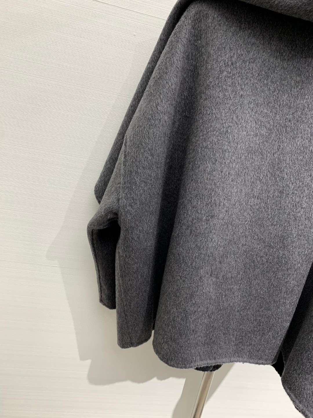 𝐉𝐈𝐋𝐒𝐀𝐍𝐃𝐄𝐑 经典款 秋冬新款 斗篷版型羊毛外套，宽大叶领设计，双口袋点缀，超酷拉风，羊毛皮草斗篷