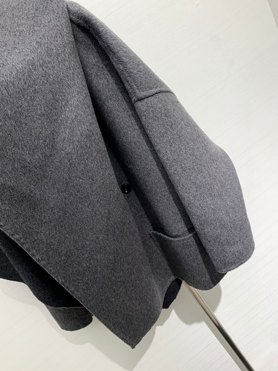 𝐉𝐈𝐋𝐒𝐀𝐍𝐃𝐄𝐑 经典款 秋冬新款 斗篷版型羊毛外套，宽大叶领设计，双口袋点缀，超酷拉风，羊毛皮草斗篷