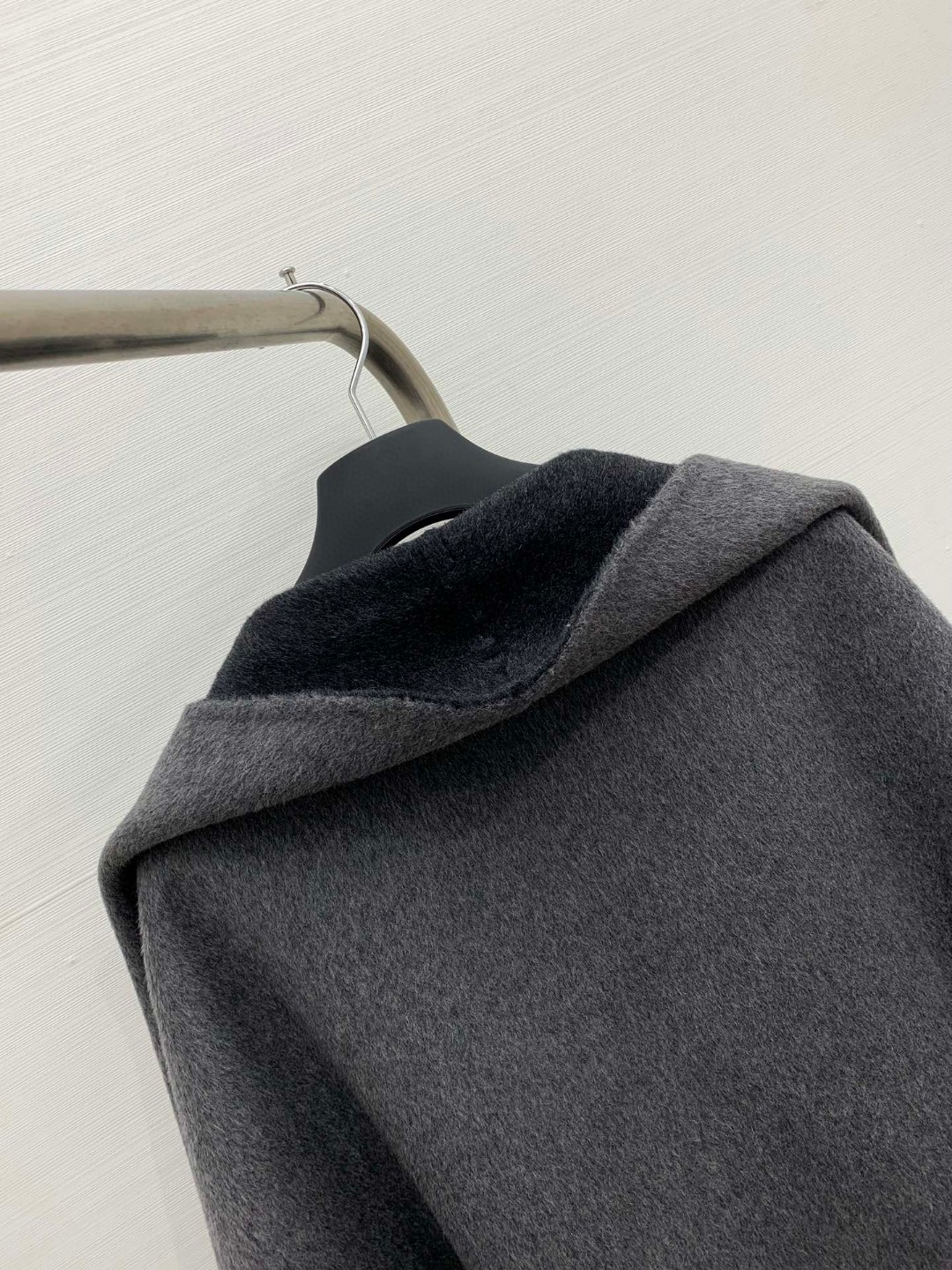 𝐉𝐈𝐋𝐒𝐀𝐍𝐃𝐄𝐑 经典款 秋冬新款 斗篷版型羊毛外套，宽大叶领设计，双口袋点缀，超酷拉风，羊毛皮草斗篷