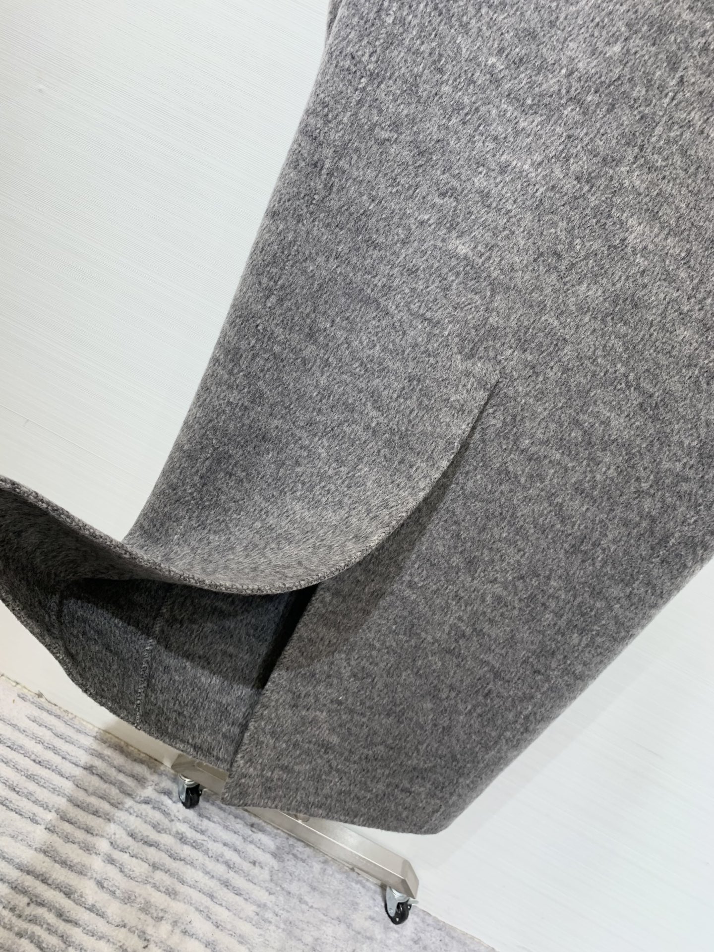 MM6 25秋冬新款 拼接领双面羊绒大衣 灰色色系非常高级 胸口点缀小logo非常亮眼 茧型设计更加贴合