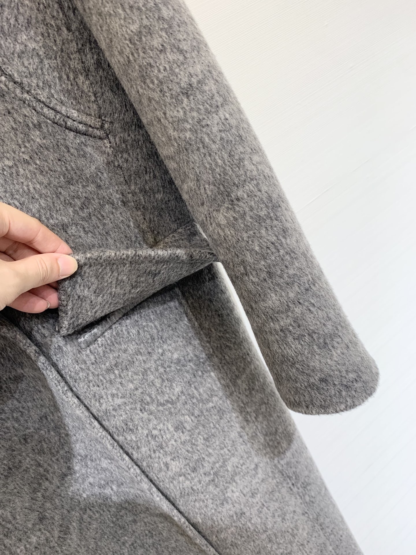 MM6 25秋冬新款 拼接领双面羊绒大衣 灰色色系非常高级 胸口点缀小logo非常亮眼 茧型设计更加贴合