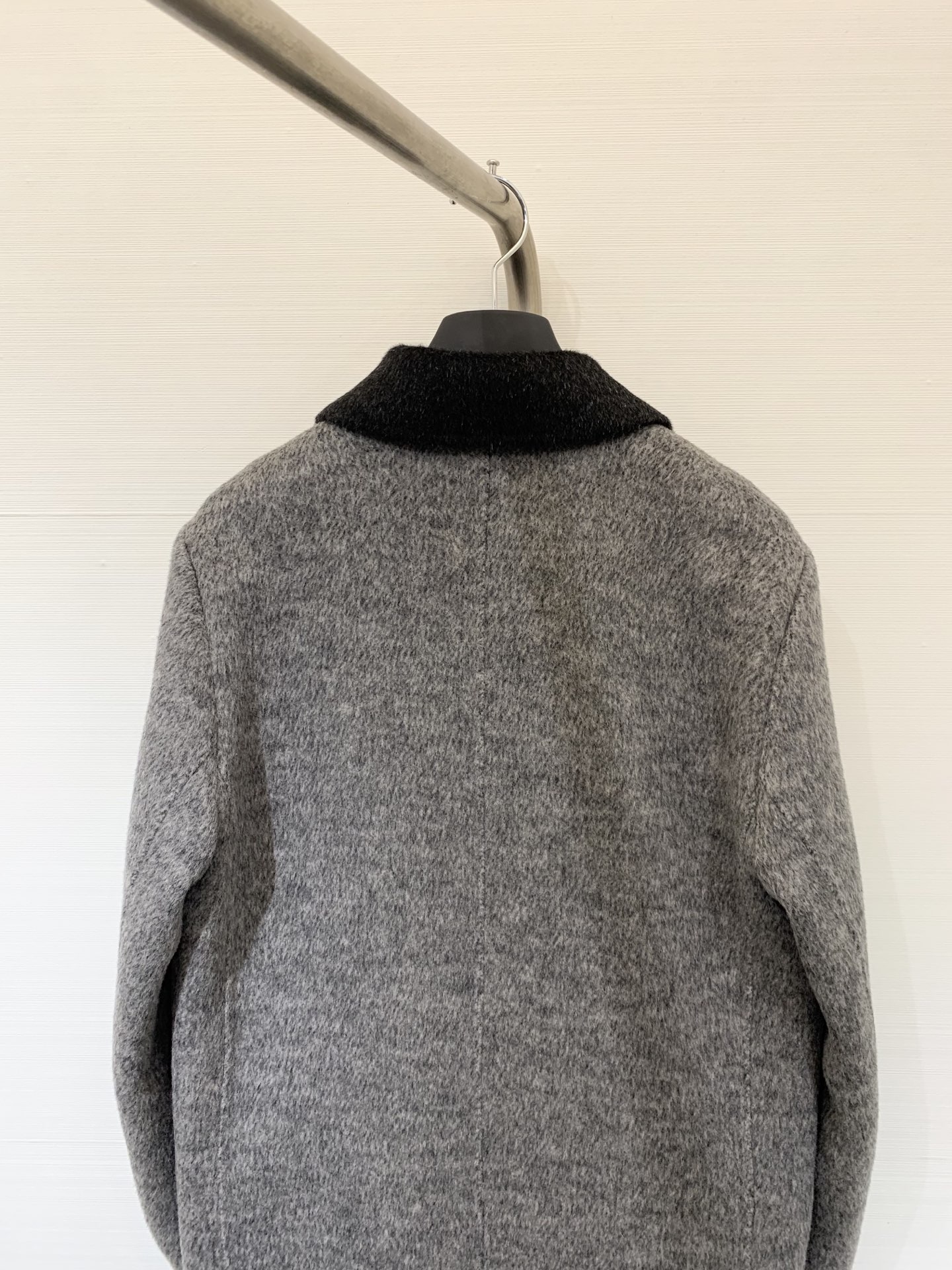 MM6 25秋冬新款 拼接领双面羊绒大衣 灰色色系非常高级 胸口点缀小logo非常亮眼 茧型设计更加贴合