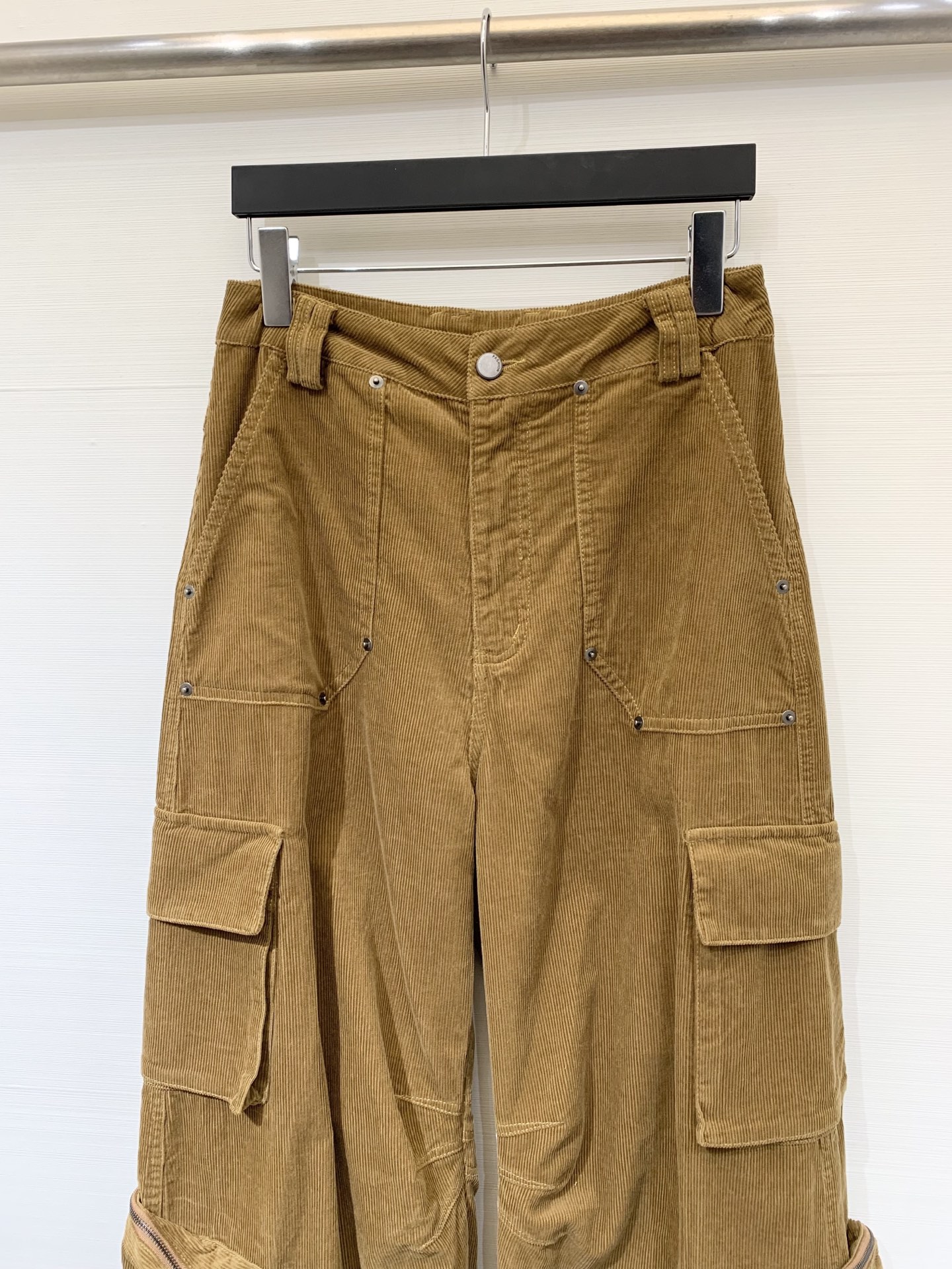 MM6 2025早秋新款 灯芯绒多口袋宽松弯刀工装长裤 极具辨识度的多口袋设计 撞色LOGO点缀 宽松阔