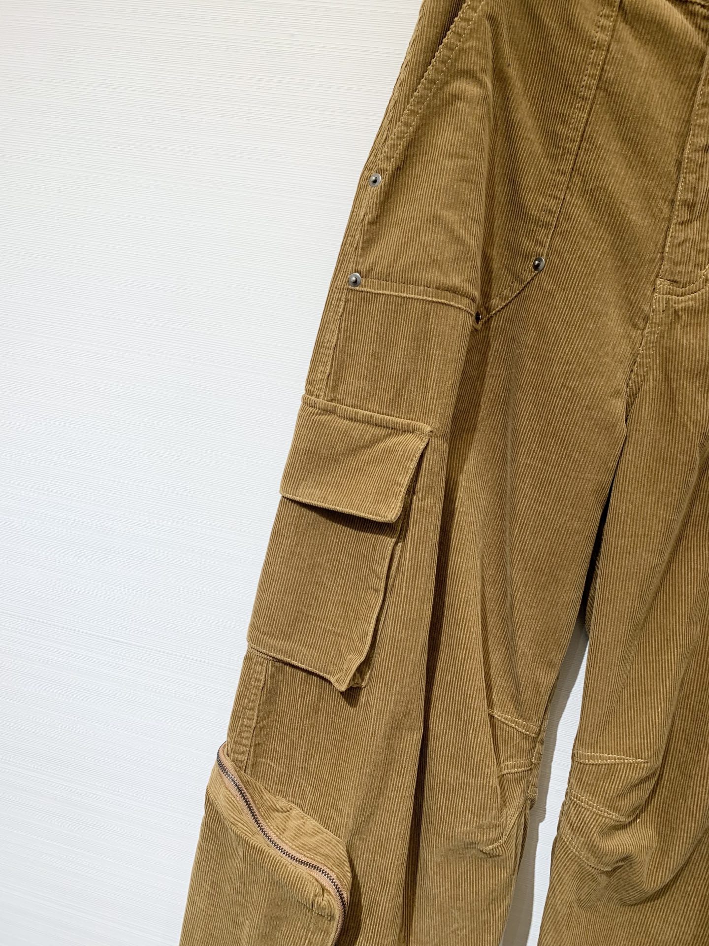 MM6 2025早秋新款 灯芯绒多口袋宽松弯刀工装长裤 极具辨识度的多口袋设计 撞色LOGO点缀 宽松阔