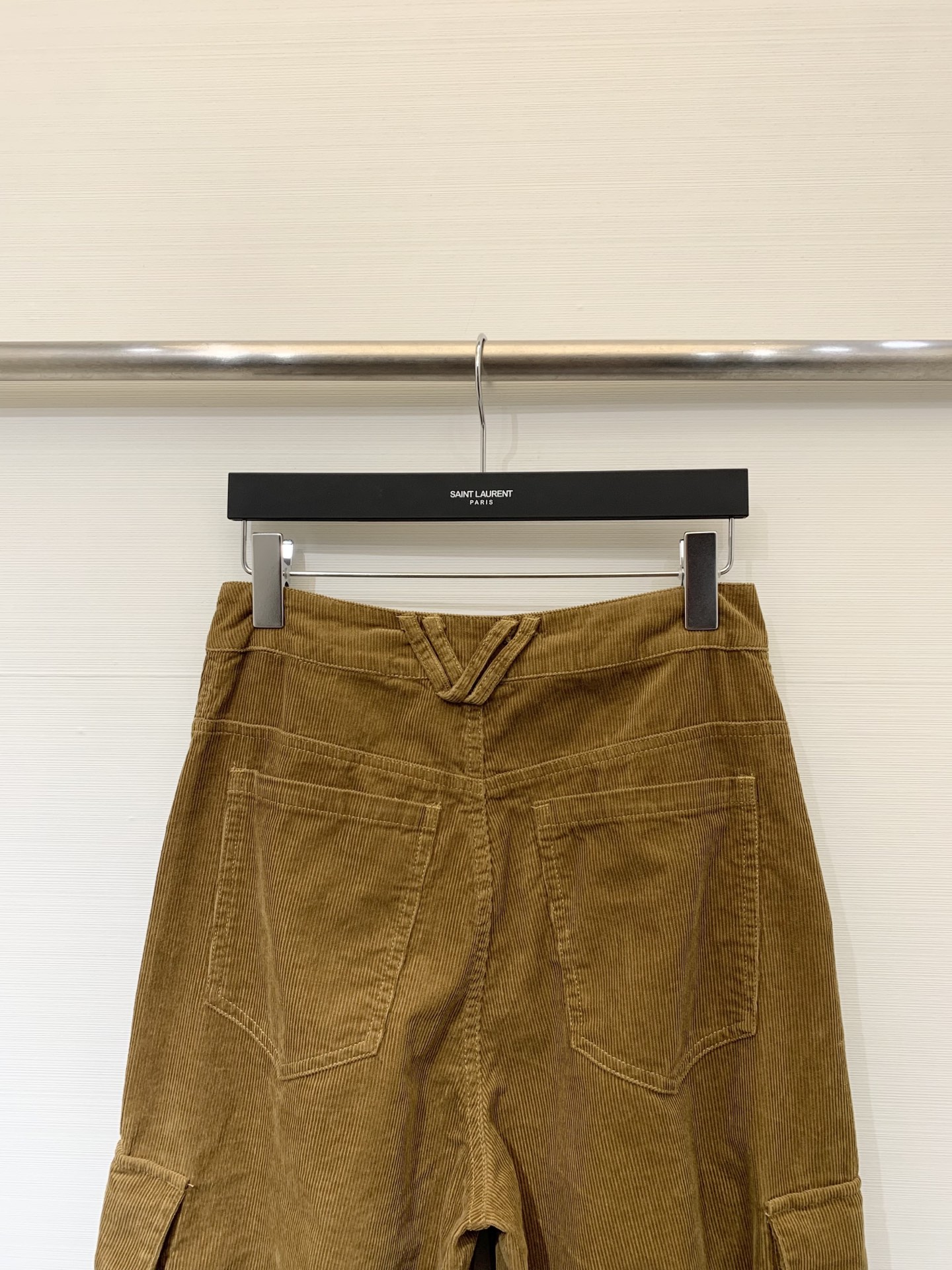 MM6 2025早秋新款 灯芯绒多口袋宽松弯刀工装长裤 极具辨识度的多口袋设计 撞色LOGO点缀 宽松阔