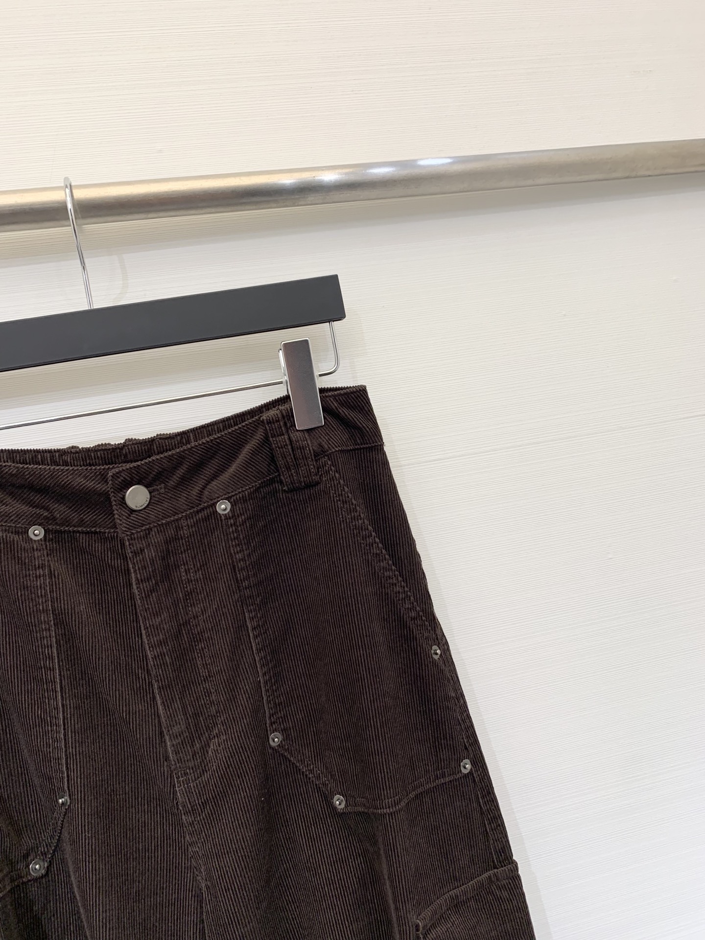 MM6 2025早秋新款 灯芯绒多口袋宽松弯刀工装长裤 极具辨识度的多口袋设计 撞色LOGO点缀 宽松阔