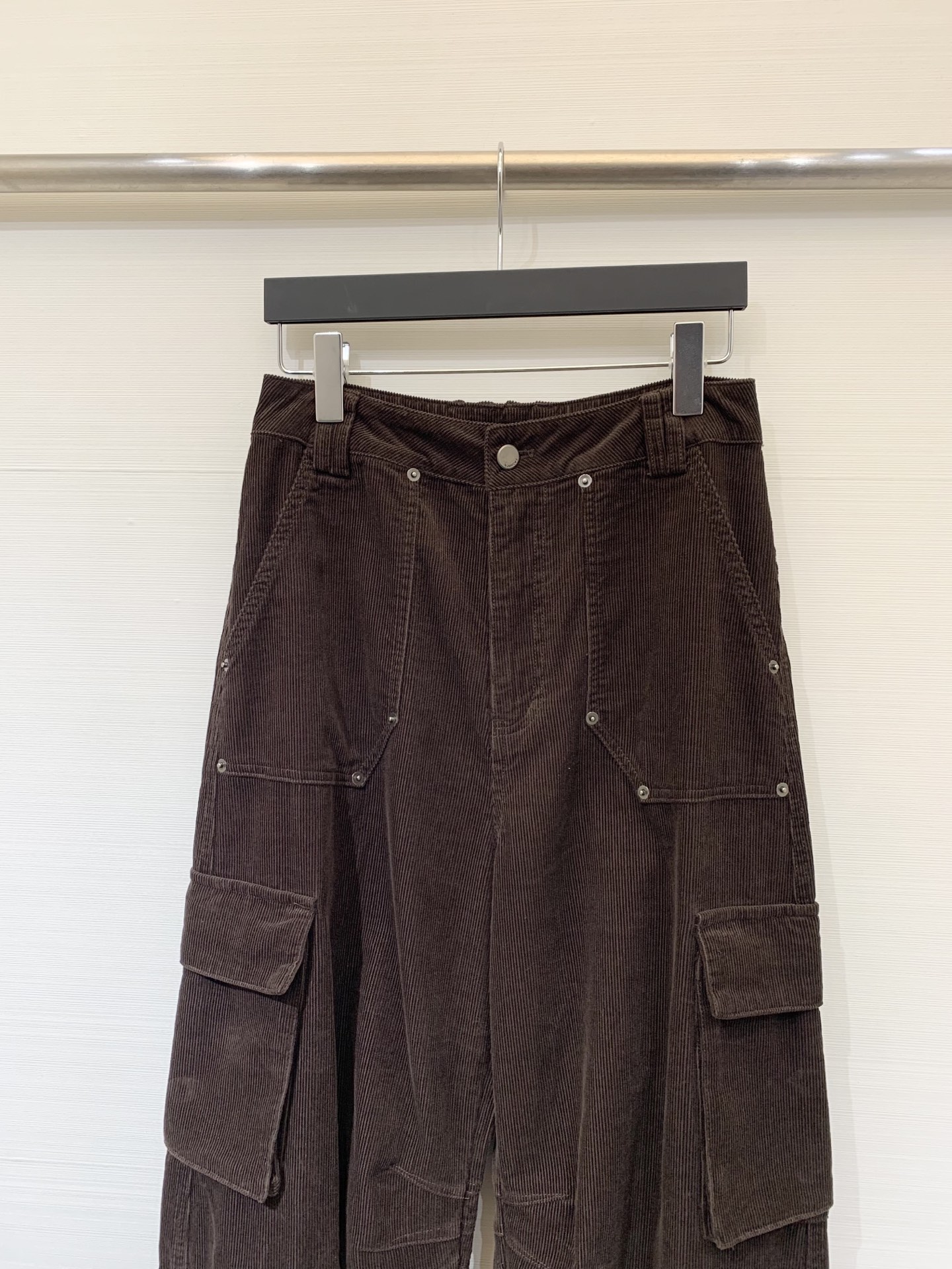 MM6 2025早秋新款 灯芯绒多口袋宽松弯刀工装长裤 极具辨识度的多口袋设计 撞色LOGO点缀 宽松阔