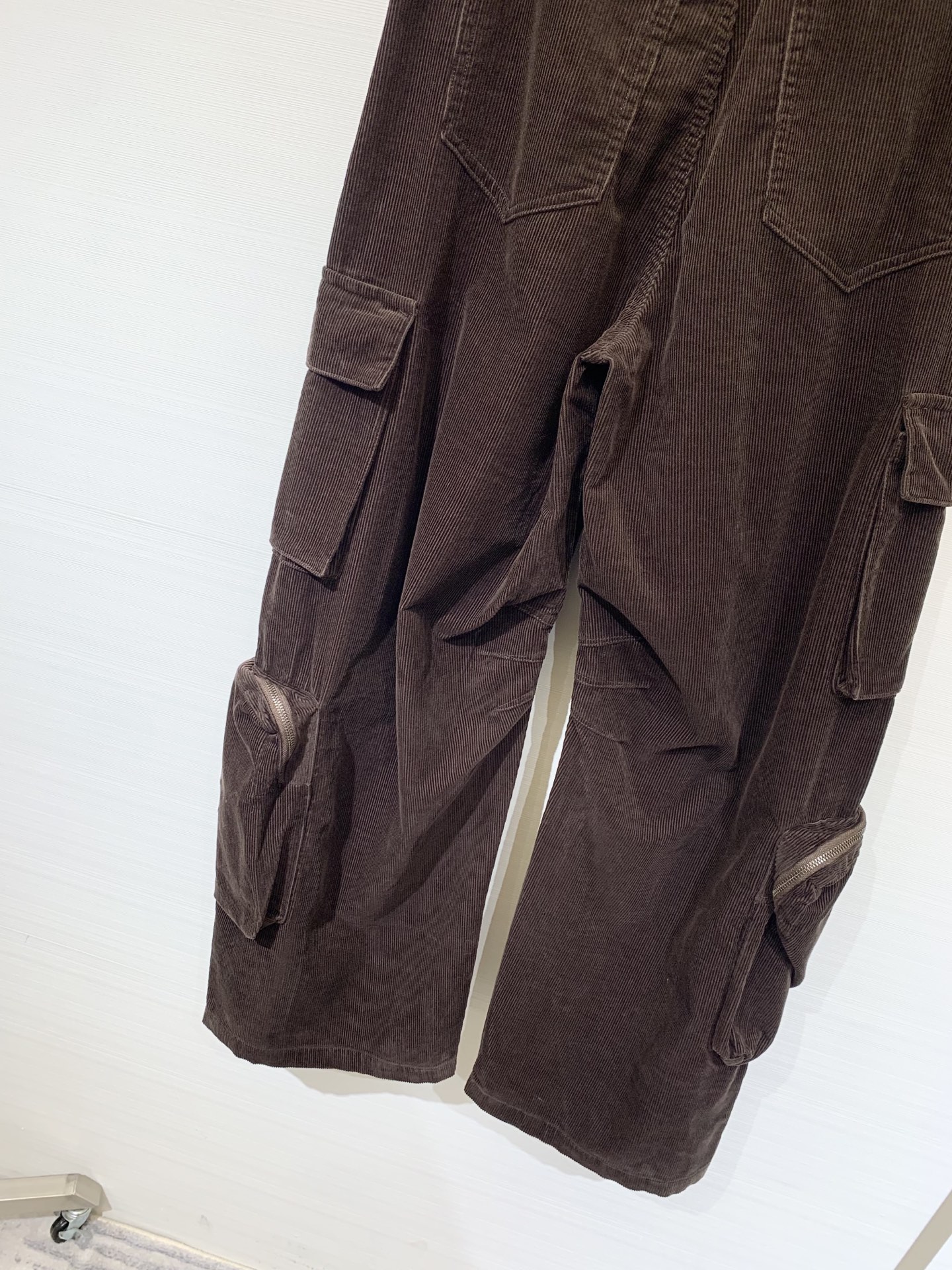 MM6 2025早秋新款 灯芯绒多口袋宽松弯刀工装长裤 极具辨识度的多口袋设计 撞色LOGO点缀 宽松阔