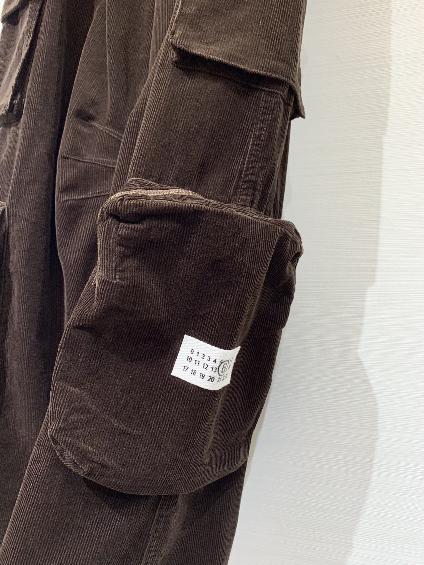 MM6 2025早秋新款 灯芯绒多口袋宽松弯刀工装长裤 极具辨识度的多口袋设计 撞色LOGO点缀 宽松阔