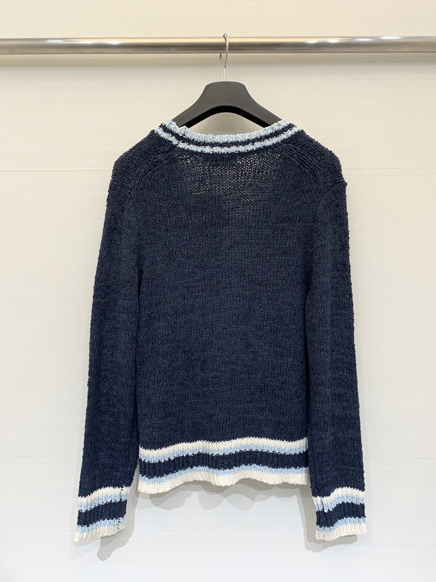 𝐕𝐢𝐕𝐢𝐞𝐧𝐧𝐞 𝐖𝐞𝐬𝐭𝐰𝐨𝐨𝐝 25秋冬新款 学院风V领开衫款 Logo图案修饰点缀 上身高级氛围感