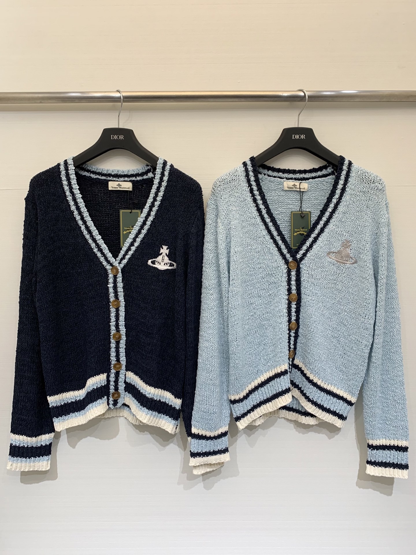 𝐕𝐢𝐕𝐢𝐞𝐧𝐧𝐞 𝐖𝐞𝐬𝐭𝐰𝐨𝐨𝐝 25秋冬新款 学院风V领开衫款 Logo图案修饰点缀 上身高级氛围感