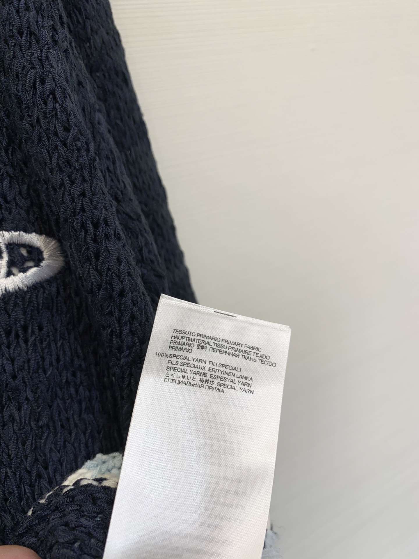 𝐕𝐢𝐕𝐢𝐞𝐧𝐧𝐞 𝐖𝐞𝐬𝐭𝐰𝐨𝐨𝐝 25秋冬新款 学院风V领开衫款 Logo图案修饰点缀 上身高级氛围感