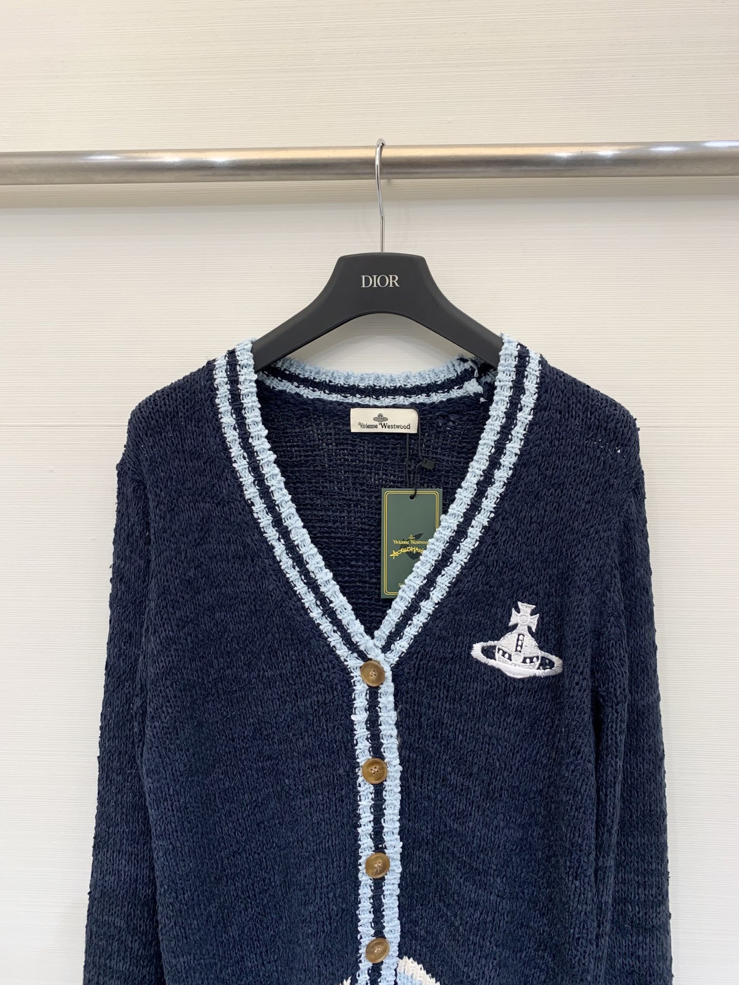 𝐕𝐢𝐕𝐢𝐞𝐧𝐧𝐞 𝐖𝐞𝐬𝐭𝐰𝐨𝐨𝐝 25秋冬新款 学院风V领开衫款 Logo图案修饰点缀 上身高级氛围感