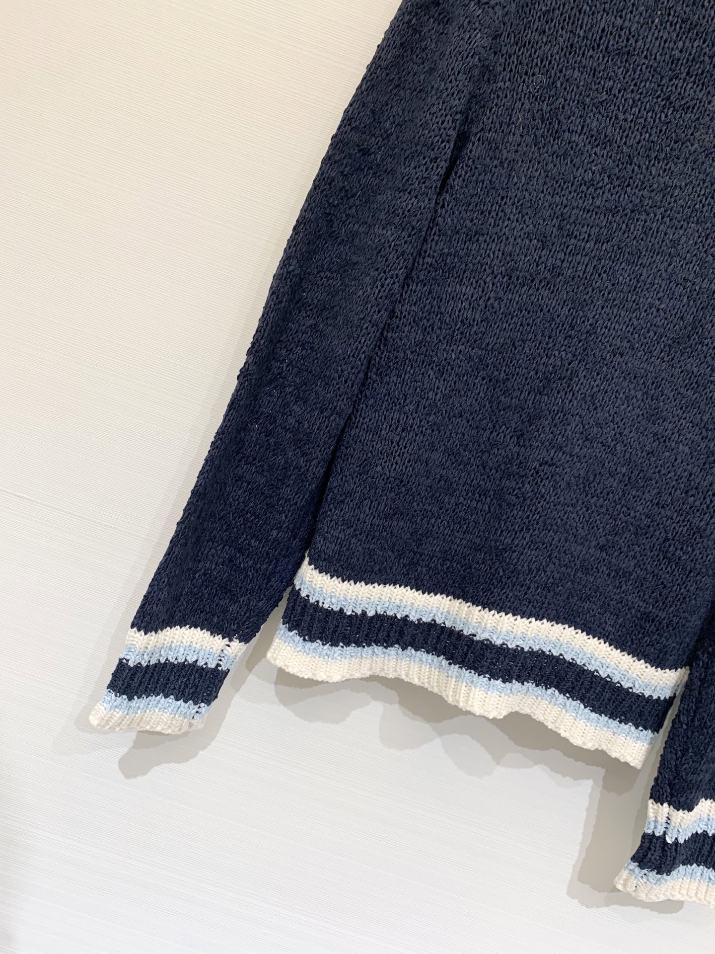 𝐕𝐢𝐕𝐢𝐞𝐧𝐧𝐞 𝐖𝐞𝐬𝐭𝐰𝐨𝐨𝐝 25秋冬新款 学院风V领开衫款 Logo图案修饰点缀 上身高级氛围感