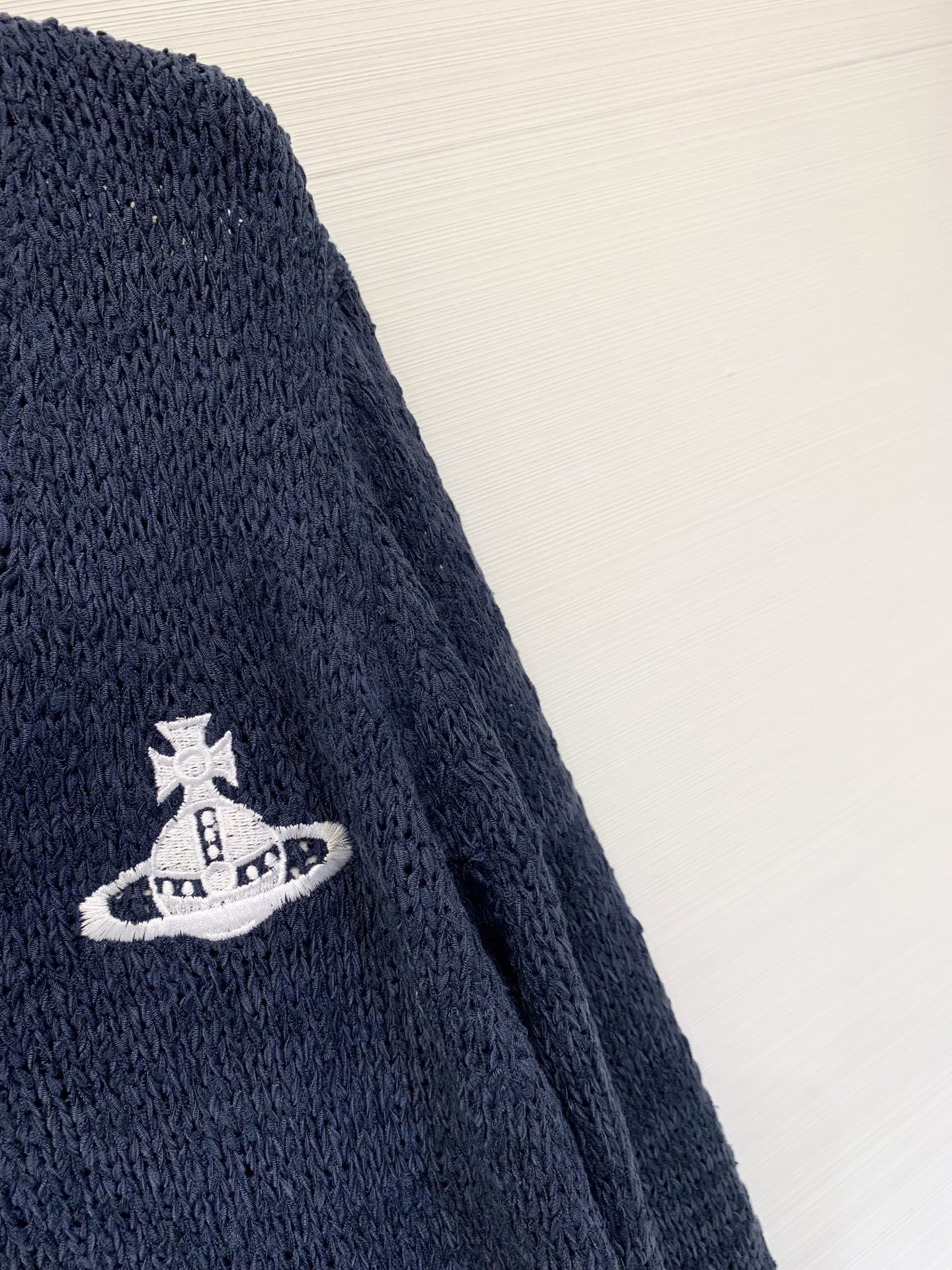 𝐕𝐢𝐕𝐢𝐞𝐧𝐧𝐞 𝐖𝐞𝐬𝐭𝐰𝐨𝐨𝐝 25秋冬新款 学院风V领开衫款 Logo图案修饰点缀 上身高级氛围感