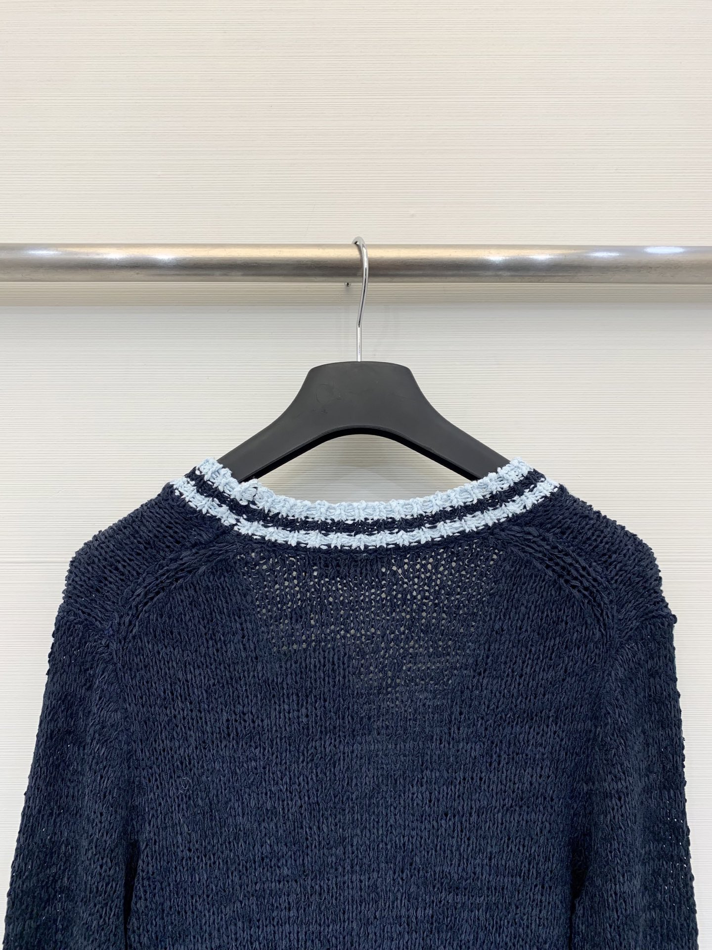 𝐕𝐢𝐕𝐢𝐞𝐧𝐧𝐞 𝐖𝐞𝐬𝐭𝐰𝐨𝐨𝐝 25秋冬新款 学院风V领开衫款 Logo图案修饰点缀 上身高级氛围感