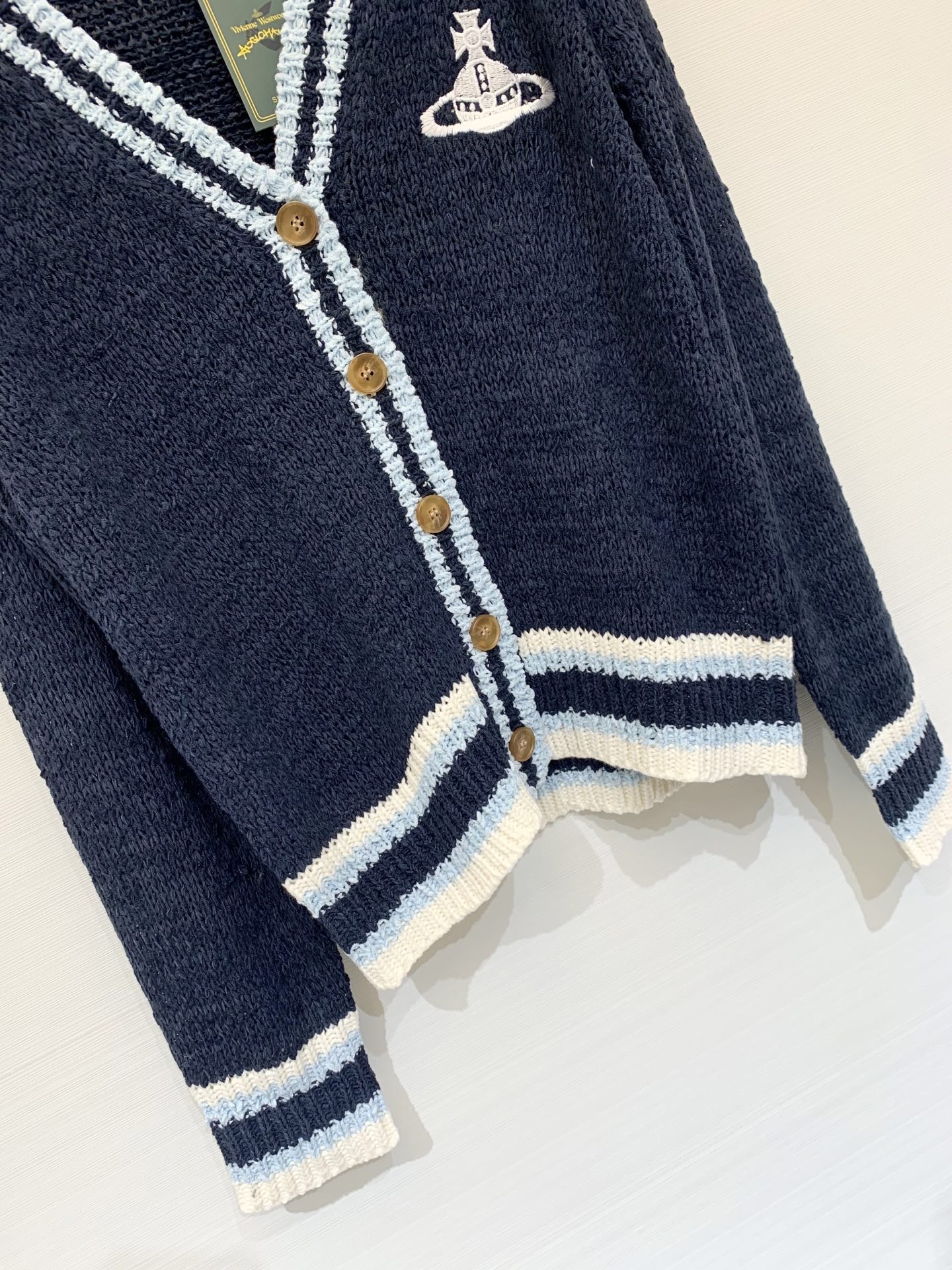 𝐕𝐢𝐕𝐢𝐞𝐧𝐧𝐞 𝐖𝐞𝐬𝐭𝐰𝐨𝐨𝐝 25秋冬新款 学院风V领开衫款 Logo图案修饰点缀 上身高级氛围感