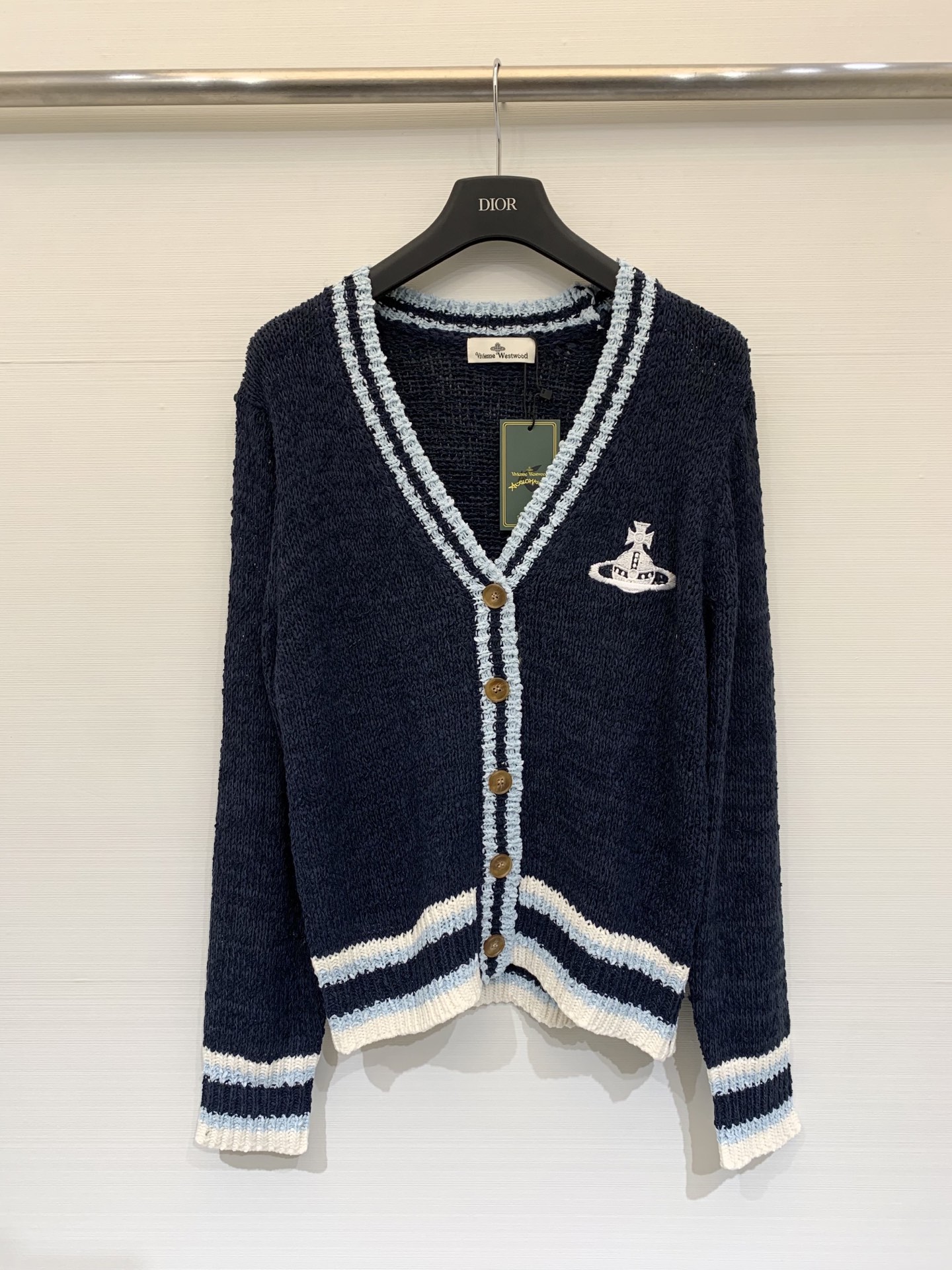 𝐕𝐢𝐕𝐢𝐞𝐧𝐧𝐞 𝐖𝐞𝐬𝐭𝐰𝐨𝐨𝐝 25秋冬新款 学院风V领开衫款 Logo图案修饰点缀 上身高级氛围感