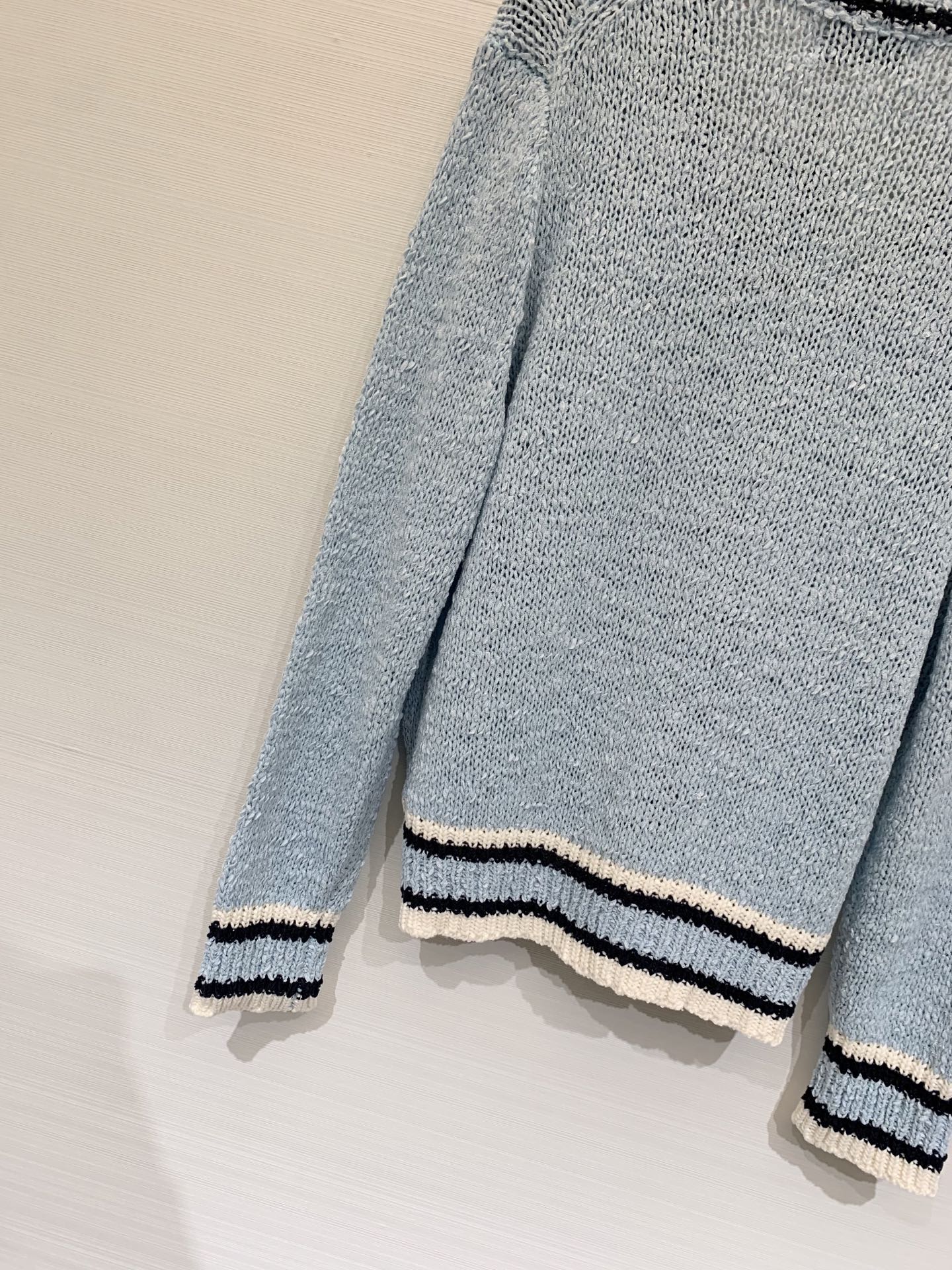 𝐕𝐢𝐕𝐢𝐞𝐧𝐧𝐞 𝐖𝐞𝐬𝐭𝐰𝐨𝐨𝐝 25秋冬新款 学院风V领开衫款 Logo图案修饰点缀 上身高级氛围感